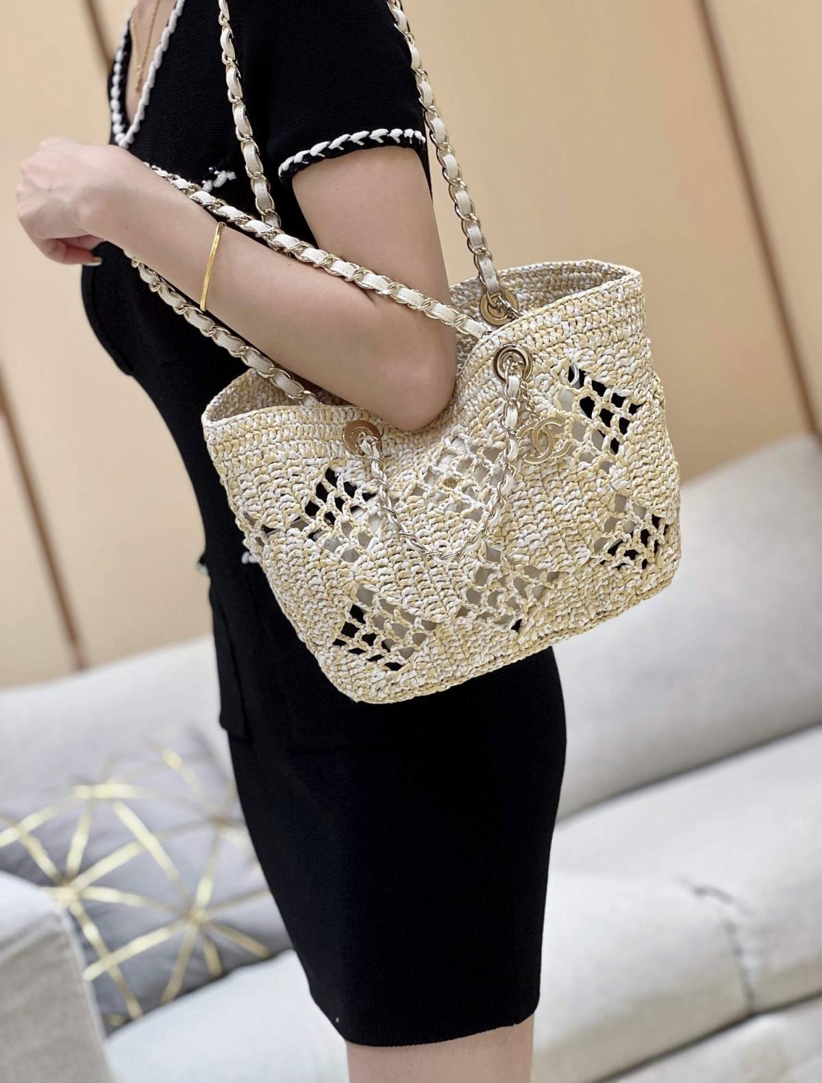 A Statement of Artisanal Elegance: Ellebag super fake Chanel Small Tote Raffia 2024-Tulaga sili ona lelei Fake Louis Vuitton Bag Faleoloa i luga ole laiga, Replica designer bag ru