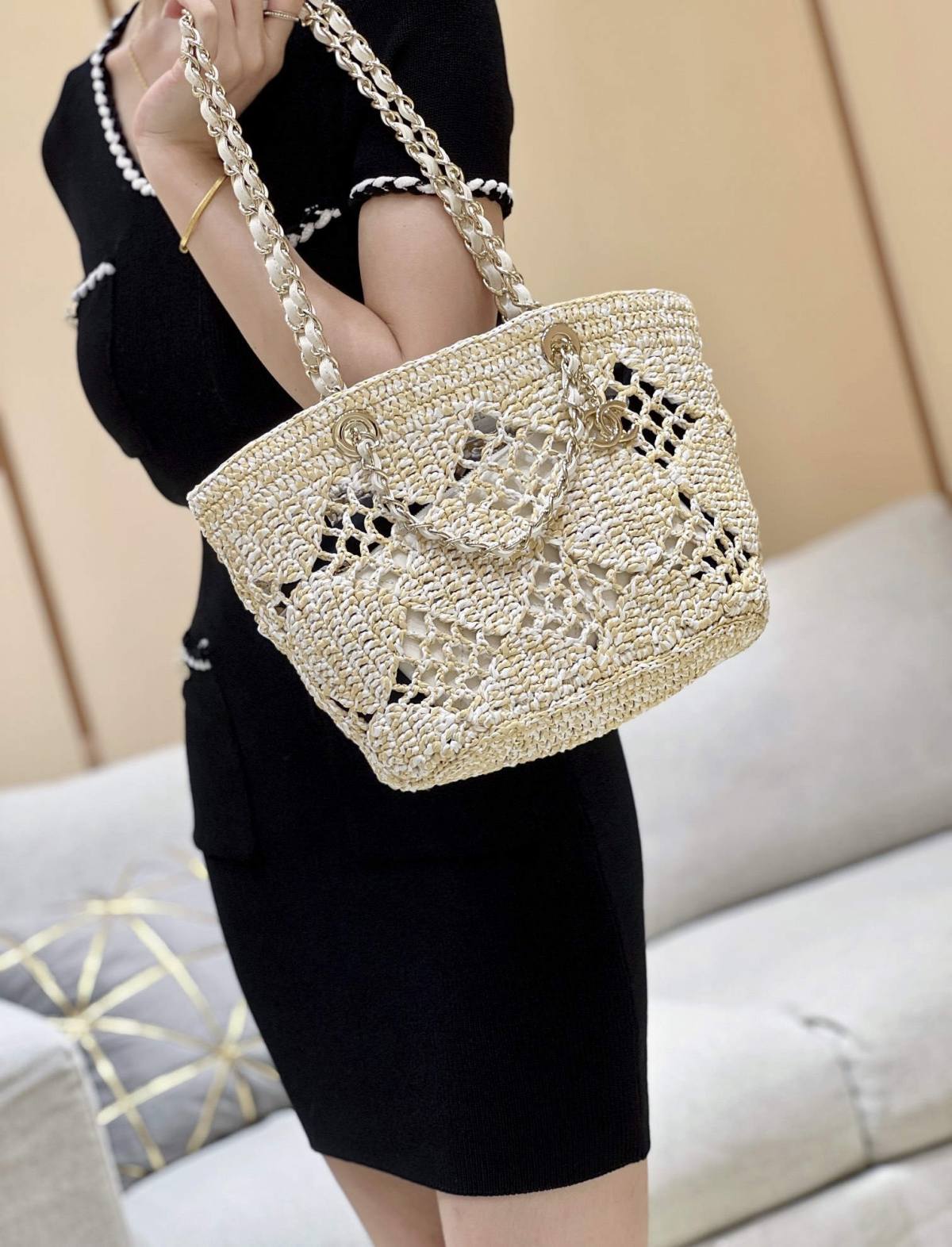 A Statement of Artisanal Elegance: Ellebag super fake Chanel Small Tote Raffia 2024-En İyi Kalite Sahte Louis Vuitton Çanta Online Mağazası, Çoğaltma tasarımcı çanta ru