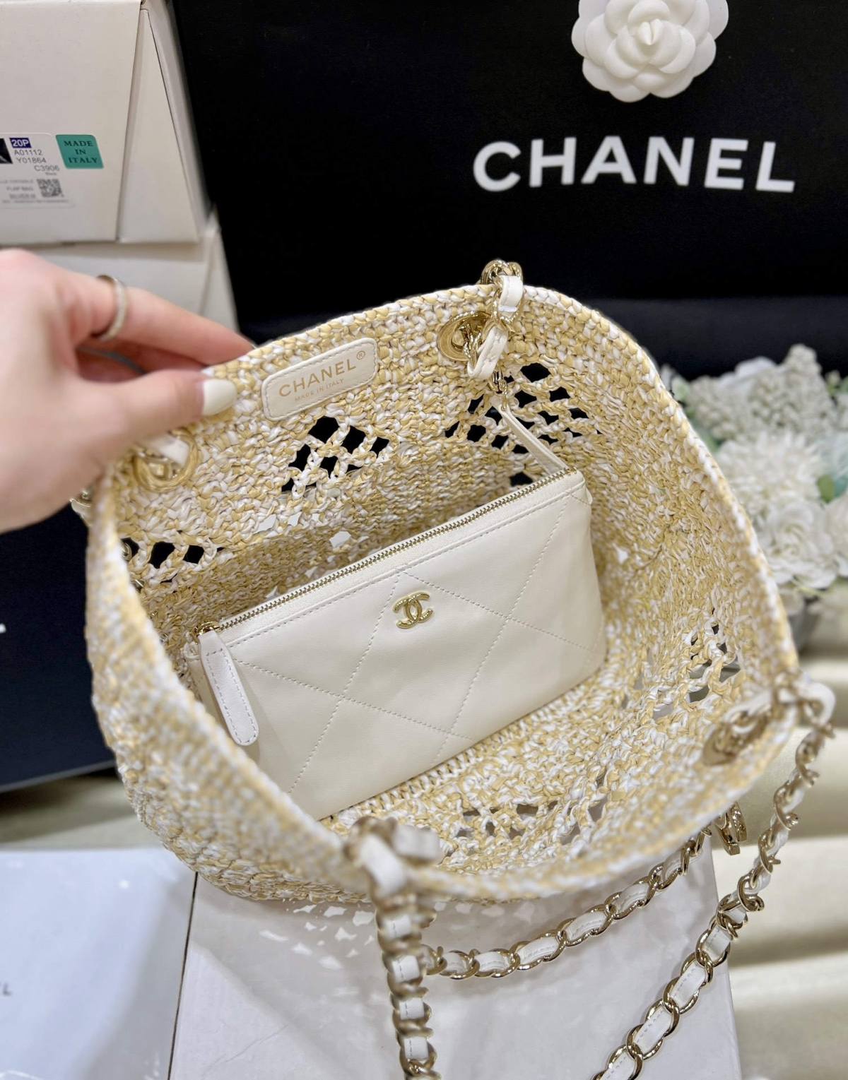 A Statement of Artisanal Elegance: Ellebag super fake Chanel Small Tote Raffia 2024-ร้านค้าออนไลน์กระเป๋า Louis Vuitton ปลอมคุณภาพดีที่สุด, กระเป๋าออกแบบจำลอง ru