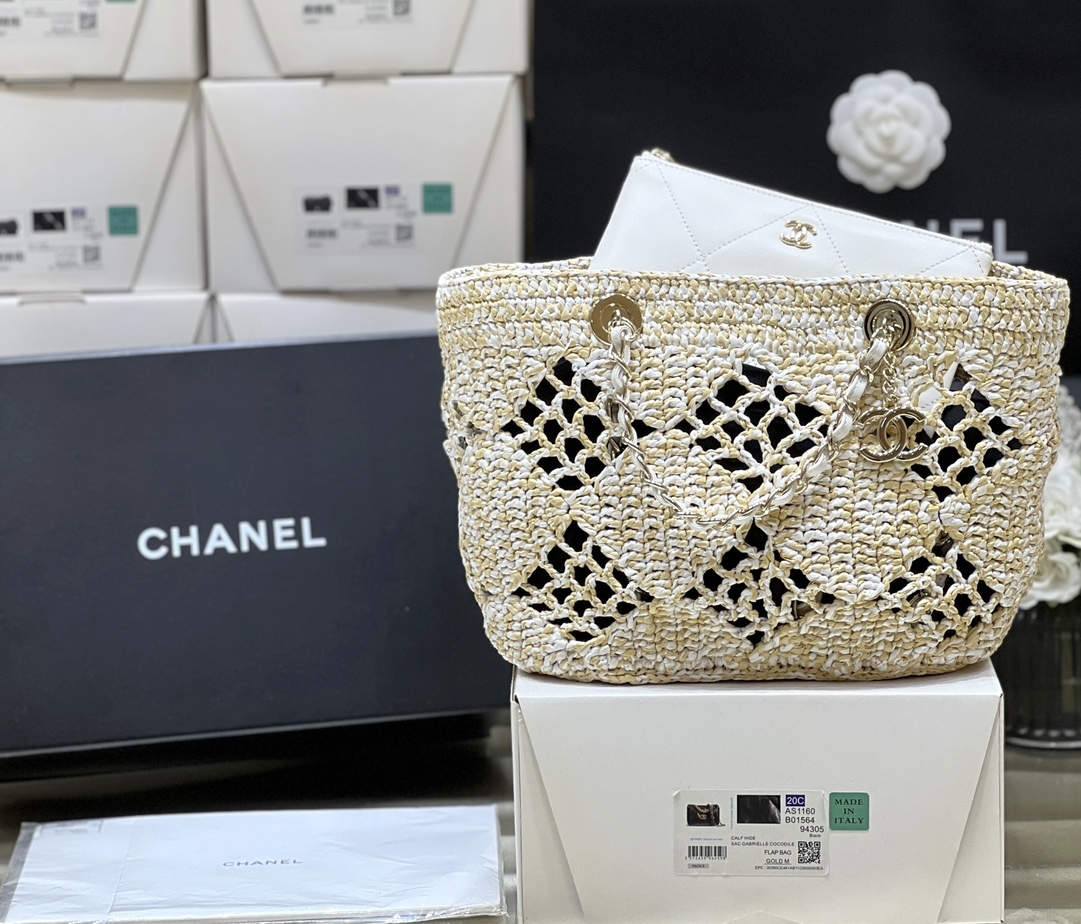 A Statement of Artisanal Elegance: Ellebag super fake Chanel Small Tote Raffia 2024-ร้านค้าออนไลน์กระเป๋า Louis Vuitton ปลอมคุณภาพดีที่สุด, กระเป๋าออกแบบจำลอง ru