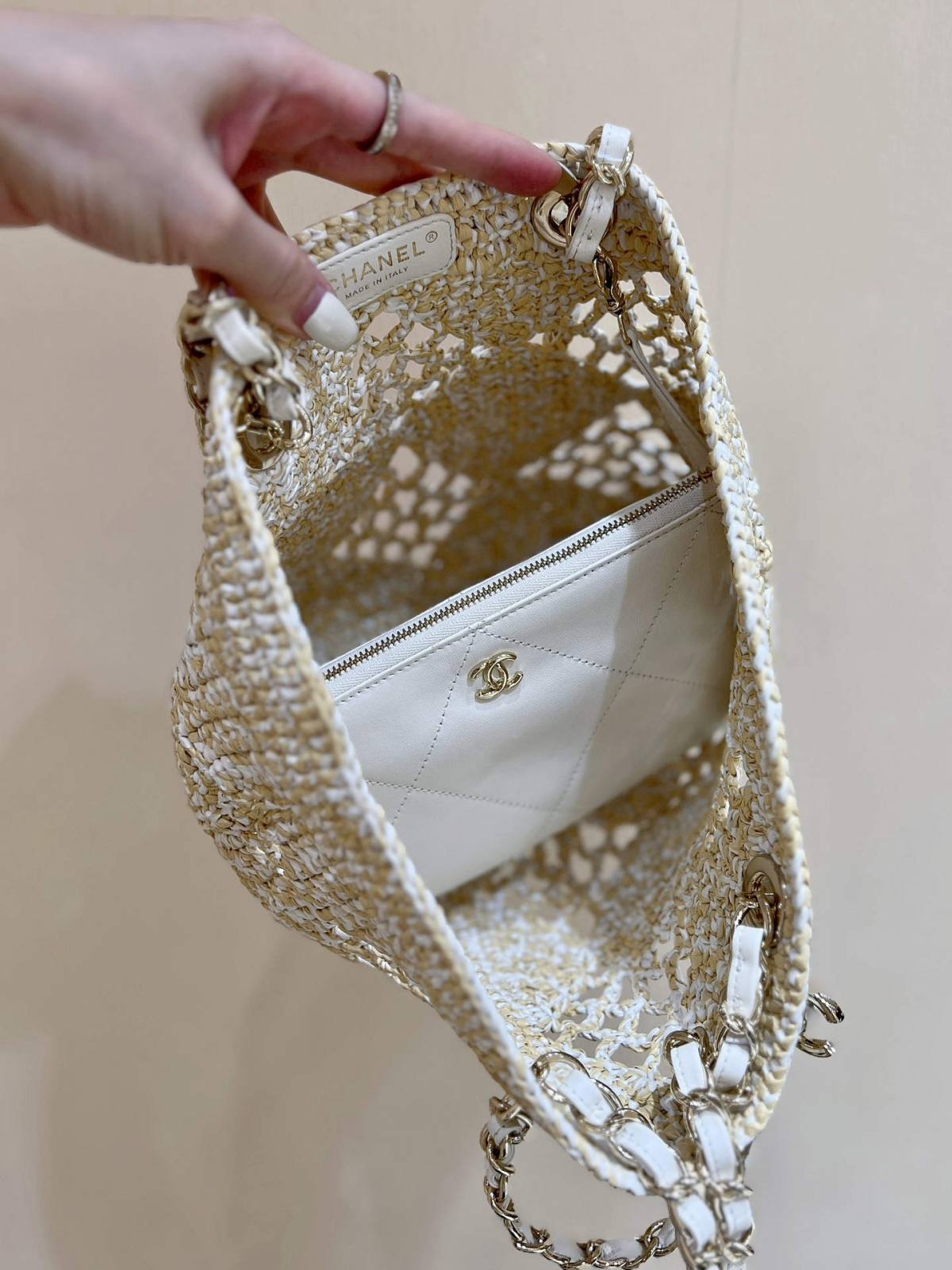 A Statement of Artisanal Elegance: Ellebag super fake Chanel Small Tote Raffia 2024-ʻOi aku ka maikaʻi o ka ʻeke Louis Vuitton ʻeke hoʻopunipuni ma ka hale kūʻai pūnaewele, ʻeke hoʻolālā kope ru