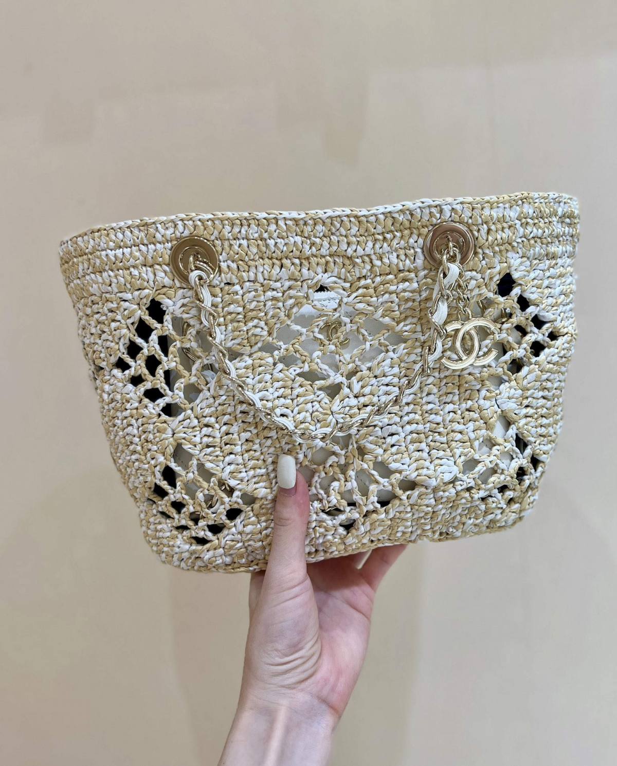 A Statement of Artisanal Elegance: Ellebag super fake Chanel Small Tote Raffia 2024-Magazin online de geanți Louis Vuitton fals de cea mai bună calitate, geantă de designer replica ru