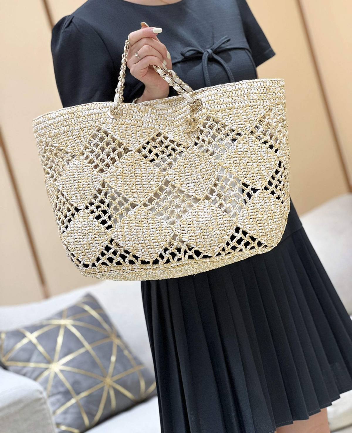 A Statement of Artisanal Elegance: Ellebag super fake Chanel Small Tote Raffia 2024-Best Quality Replica designer Bag factory in China