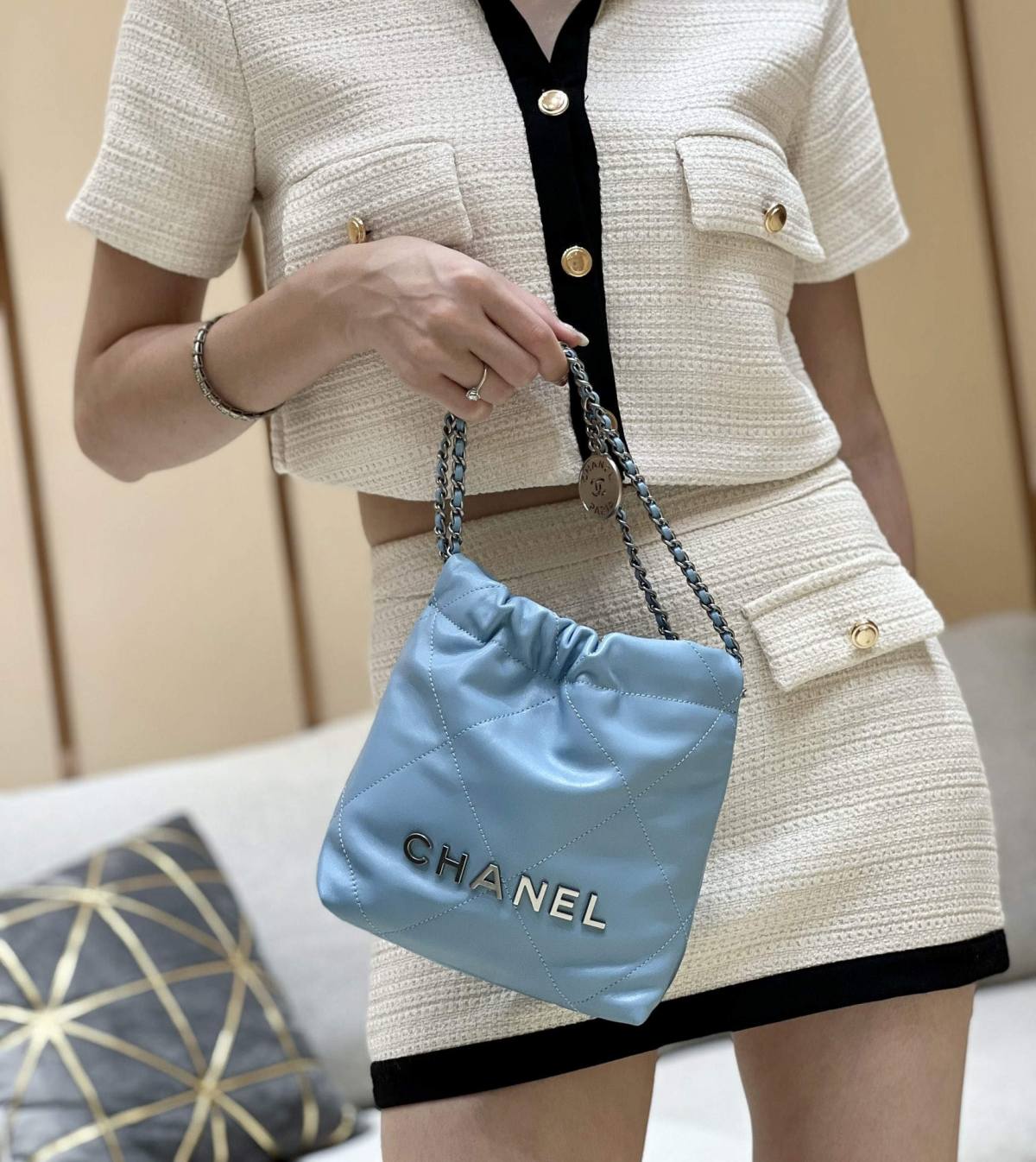 A Symphony in Blue: Ellebag super fake CHANEL 22 Mini Bag in Sky Blue (2024 Nov Updated)-Meilleure qualité de faux sac Louis Vuitton en ligne, réplique de sac de créateur ru