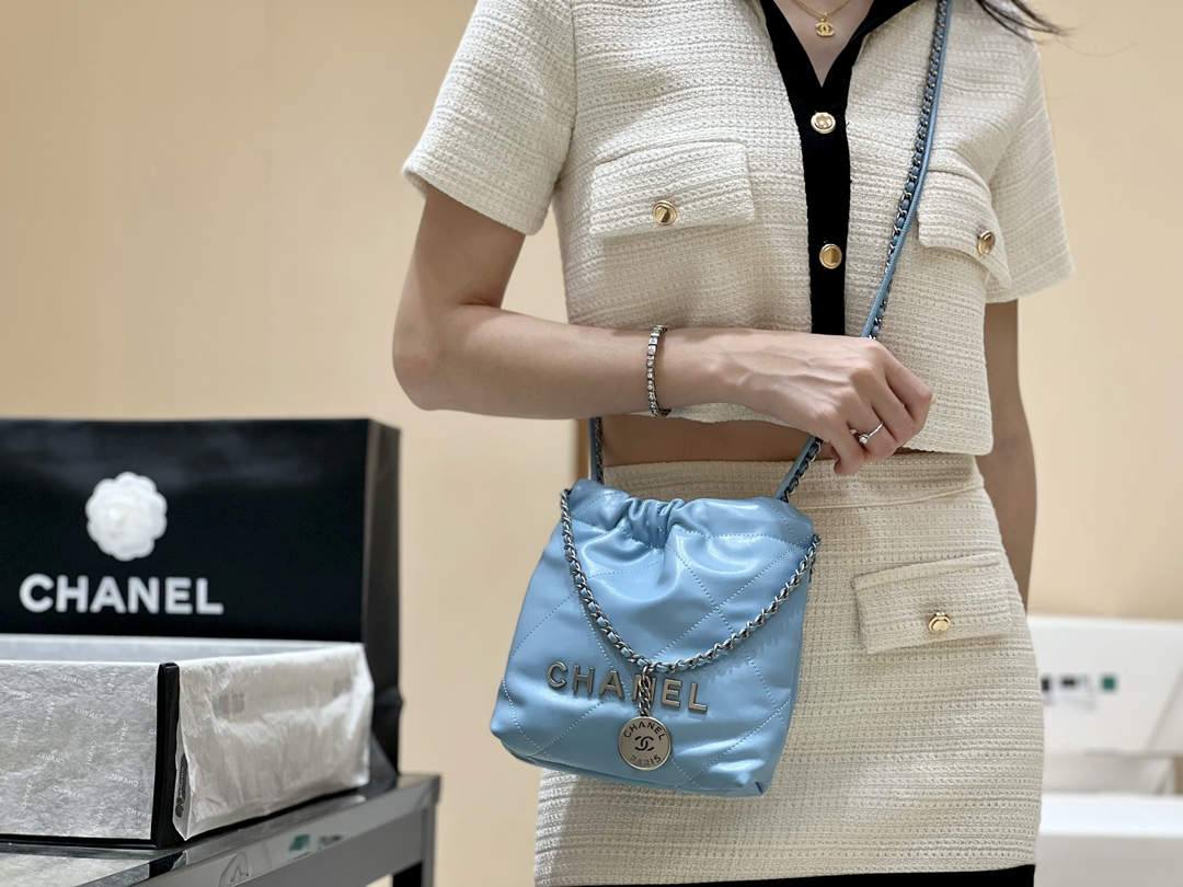 A Symphony in Blue: Ellebag super fake CHANEL 22 Mini Bag in Sky Blue (2024 Nov Updated)-Legjobb minőségű hamis Louis Vuitton táska online áruház, replika designer táska ru