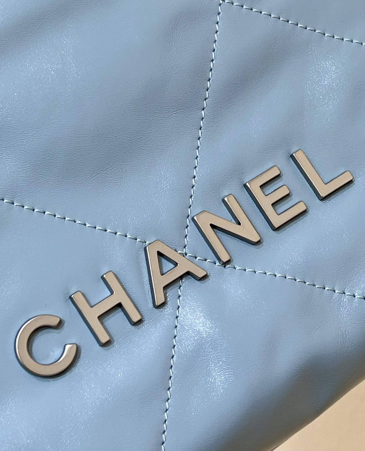 A Symphony in Blue: Ellebag super fake CHANEL 22 Mini Bag in Sky Blue (2024 Nov Updated)-Legjobb minőségű hamis Louis Vuitton táska online áruház, replika designer táska ru