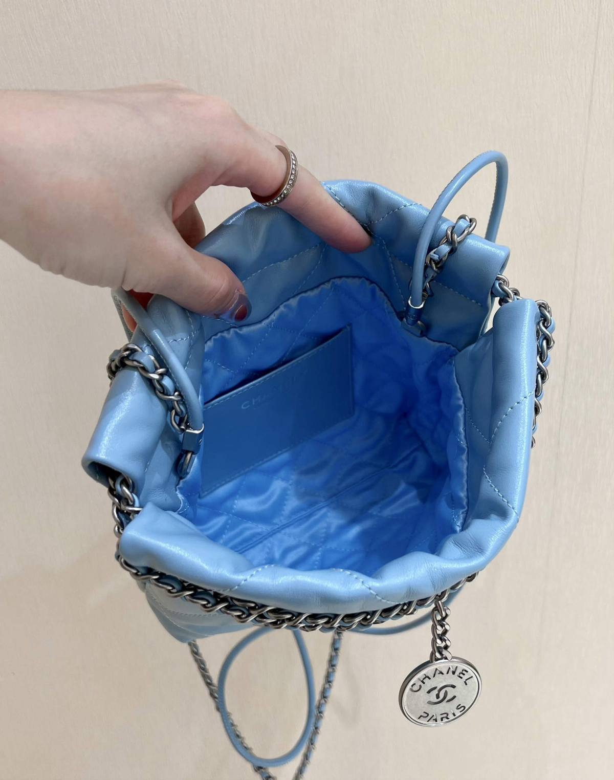 A Symphony in Blue: Ellebag super fake CHANEL 22 Mini Bag in Sky Blue (2024 Nov Updated)-Meilleure qualité de faux sac Louis Vuitton en ligne, réplique de sac de créateur ru