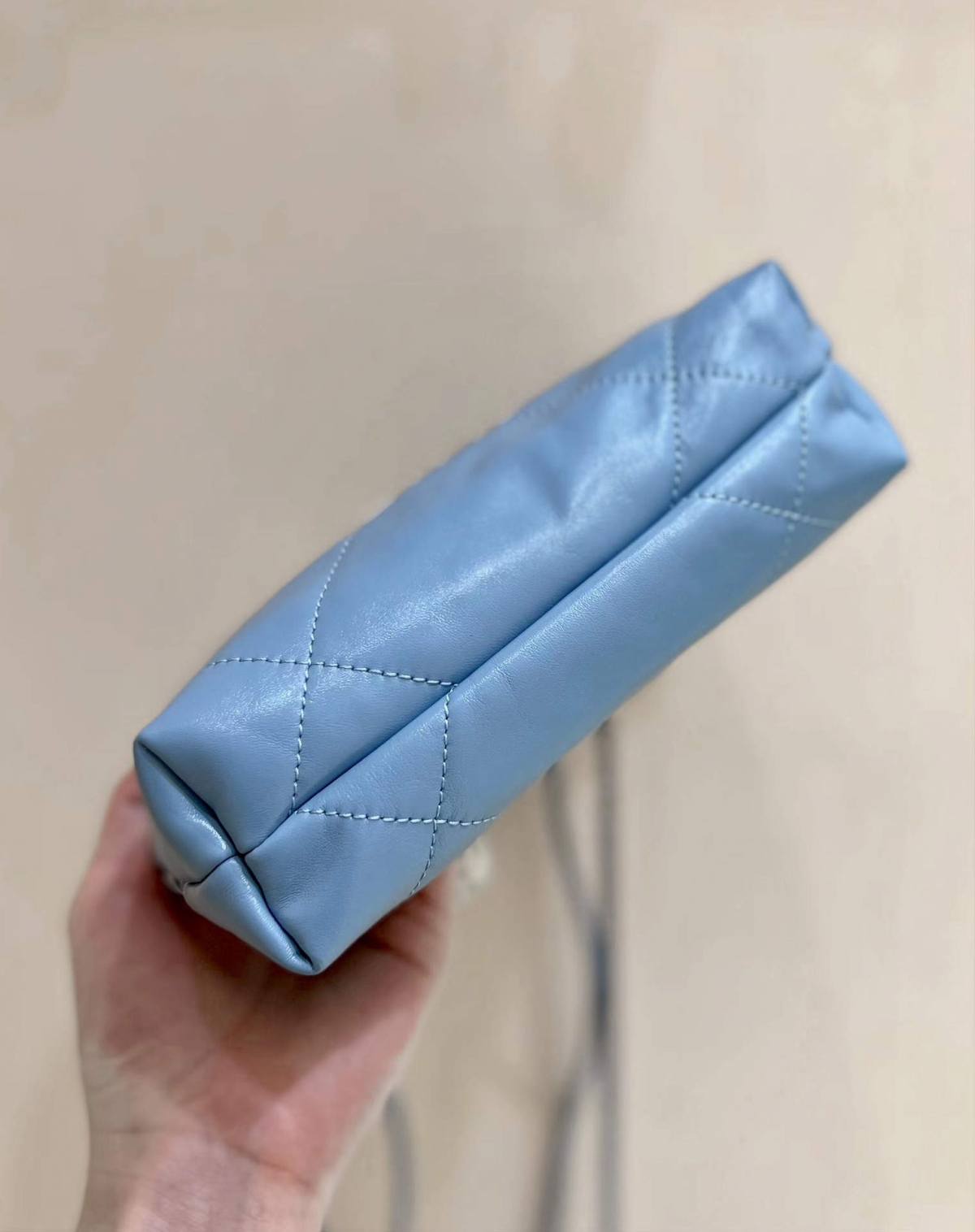 A Symphony in Blue: Ellebag super fake CHANEL 22 Mini Bag in Sky Blue (2024 Nov Updated)-Meilleure qualité de faux sac Louis Vuitton en ligne, réplique de sac de créateur ru