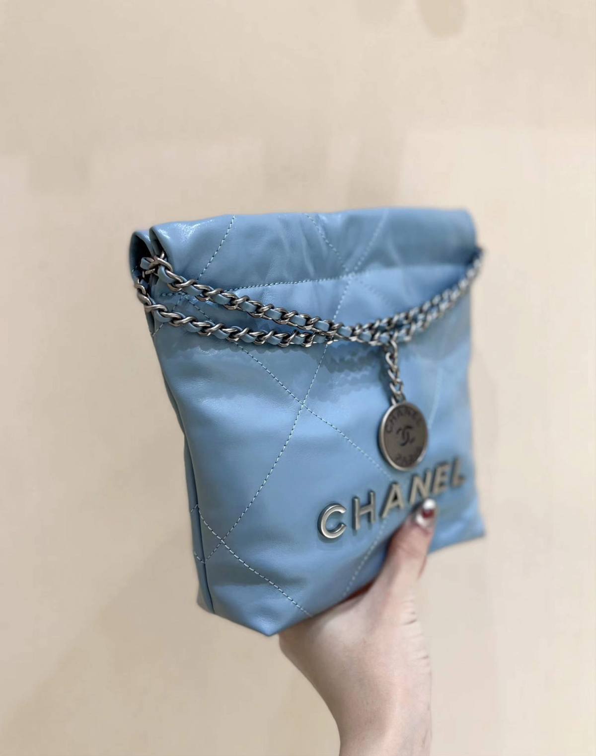 A Symphony in Blue: Ellebag super fake CHANEL 22 Mini Bag in Sky Blue (2024 Nov Updated)-Legjobb minőségű hamis Louis Vuitton táska online áruház, replika designer táska ru