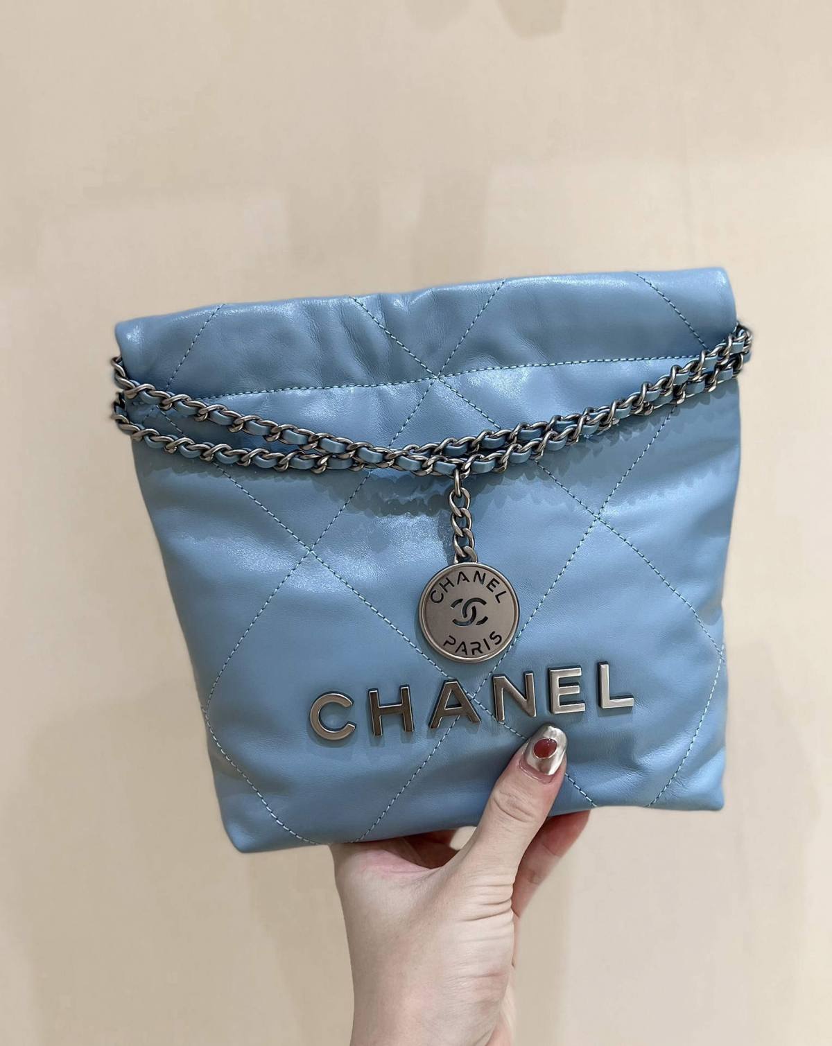 A Symphony in Blue: Ellebag super fake CHANEL 22 Mini Bag in Sky Blue (2024 Nov Updated)-Legjobb minőségű hamis Louis Vuitton táska online áruház, replika designer táska ru