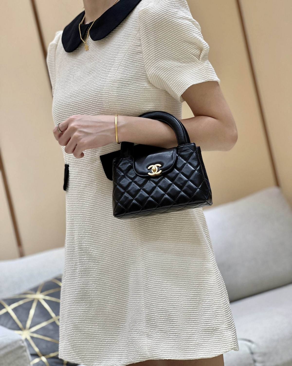 Chanel Mini Kelly-Style Shopping Bag: Ellebag’s Perfect Replica with Black Lambskin and Gold Hardware (2024 Nov Updated)-Magazin online de geanți Louis Vuitton fals de cea mai bună calitate, geantă de designer replica ru