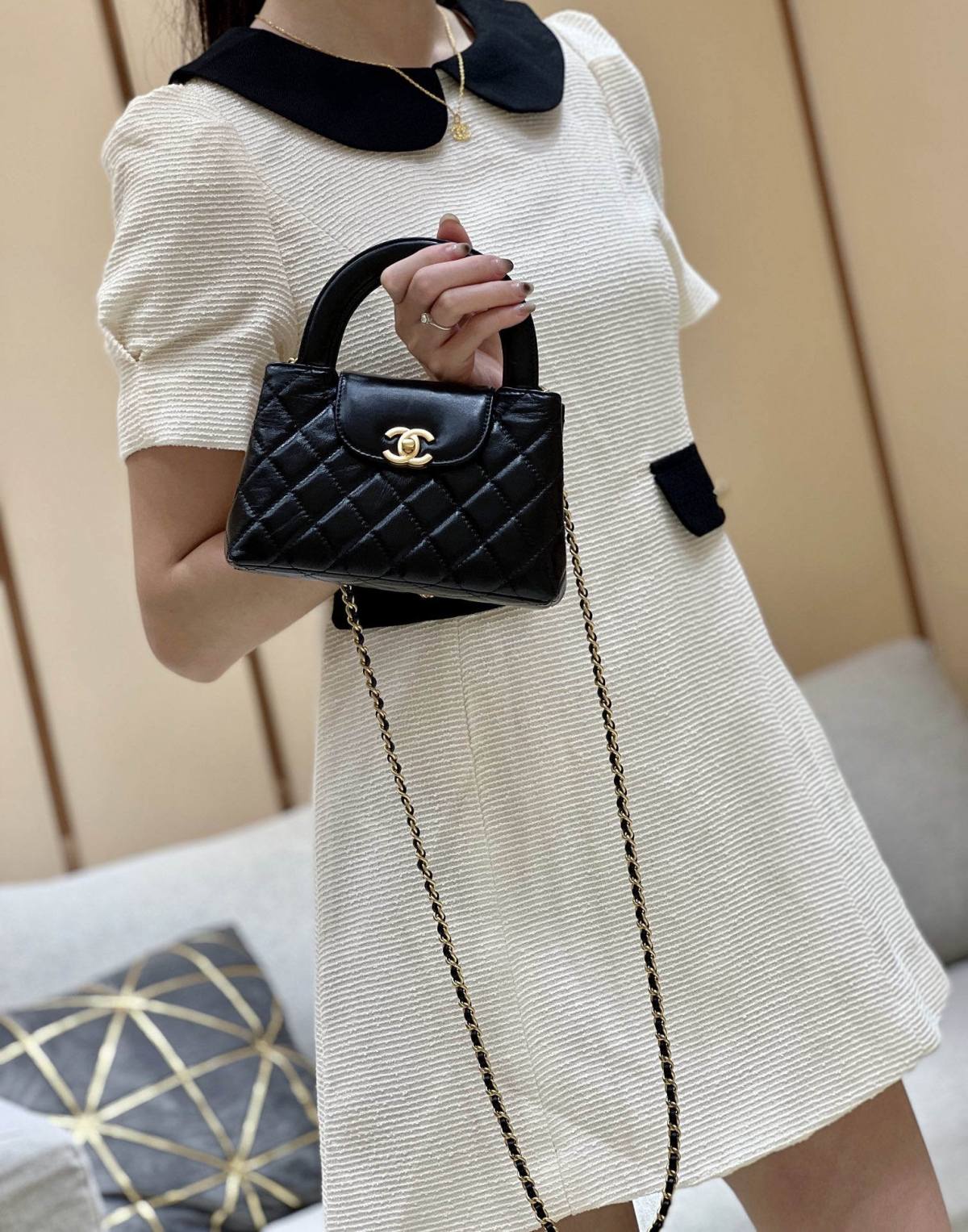 Chanel Mini Kelly-Style Shopping Bag: Ellebag’s Perfect Replica with Black Lambskin and Gold Hardware (2024 Nov Updated)-最好的質量假路易威登包網上商店，複製設計師包 ru