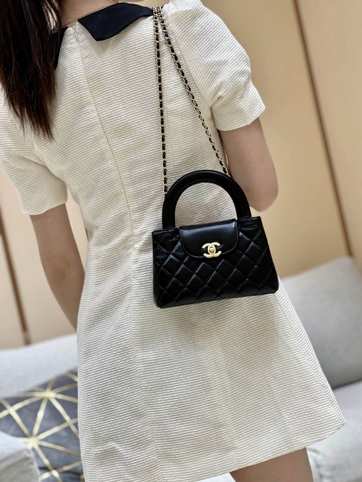 Chanel Mini Kelly-Style Shopping Bag: Ellebag’s Perfect Replica with Black Lambskin and Gold Hardware (2024 Nov Updated)-Negozio in linea della borsa falsa di Louis Vuitton di migliore qualità, borsa del progettista della replica ru