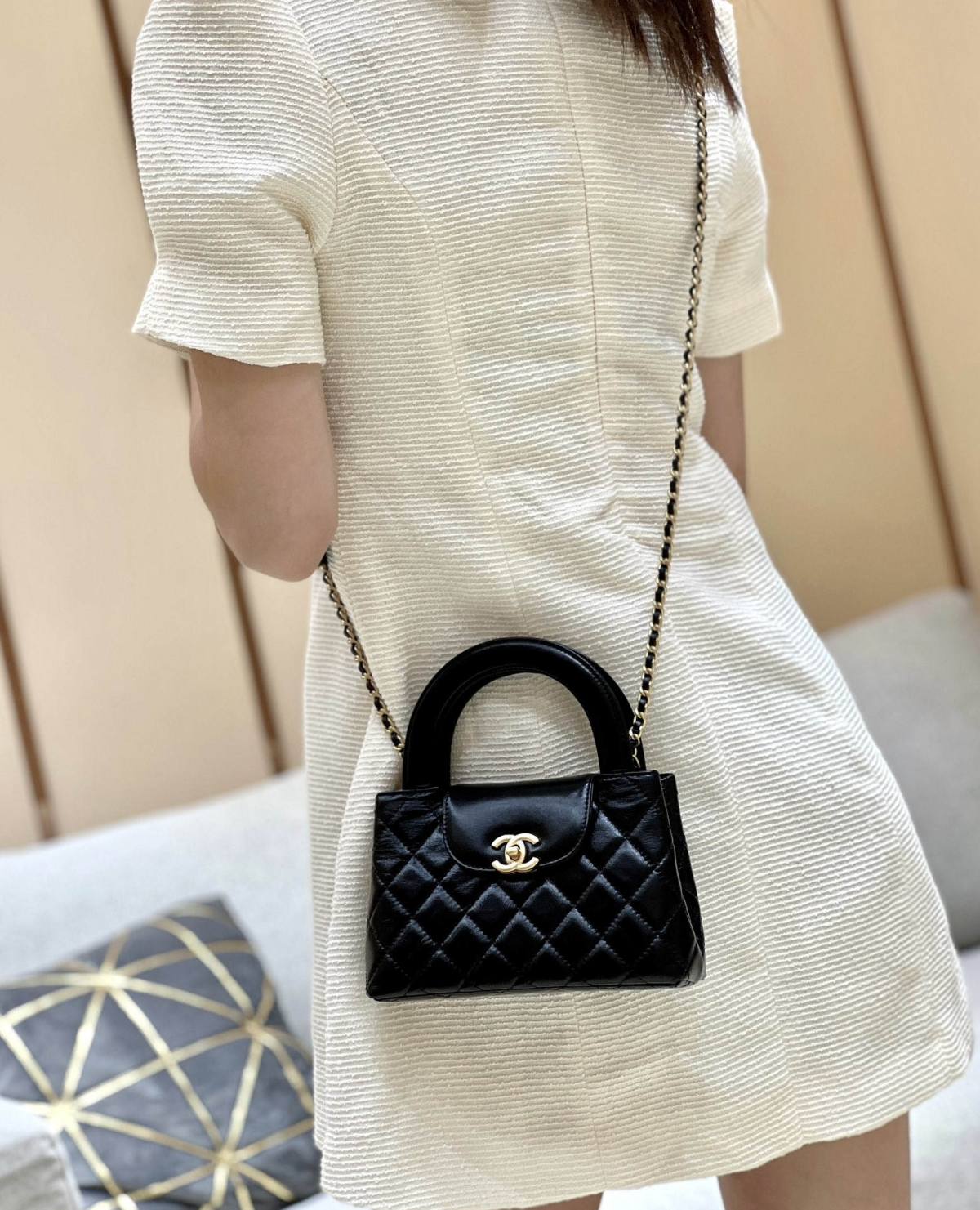 Chanel Mini Kelly-Style Shopping Bag: Ellebag’s Perfect Replica with Black Lambskin and Gold Hardware (2024 Nov Updated)-Negozio in linea della borsa falsa di Louis Vuitton di migliore qualità, borsa del progettista della replica ru