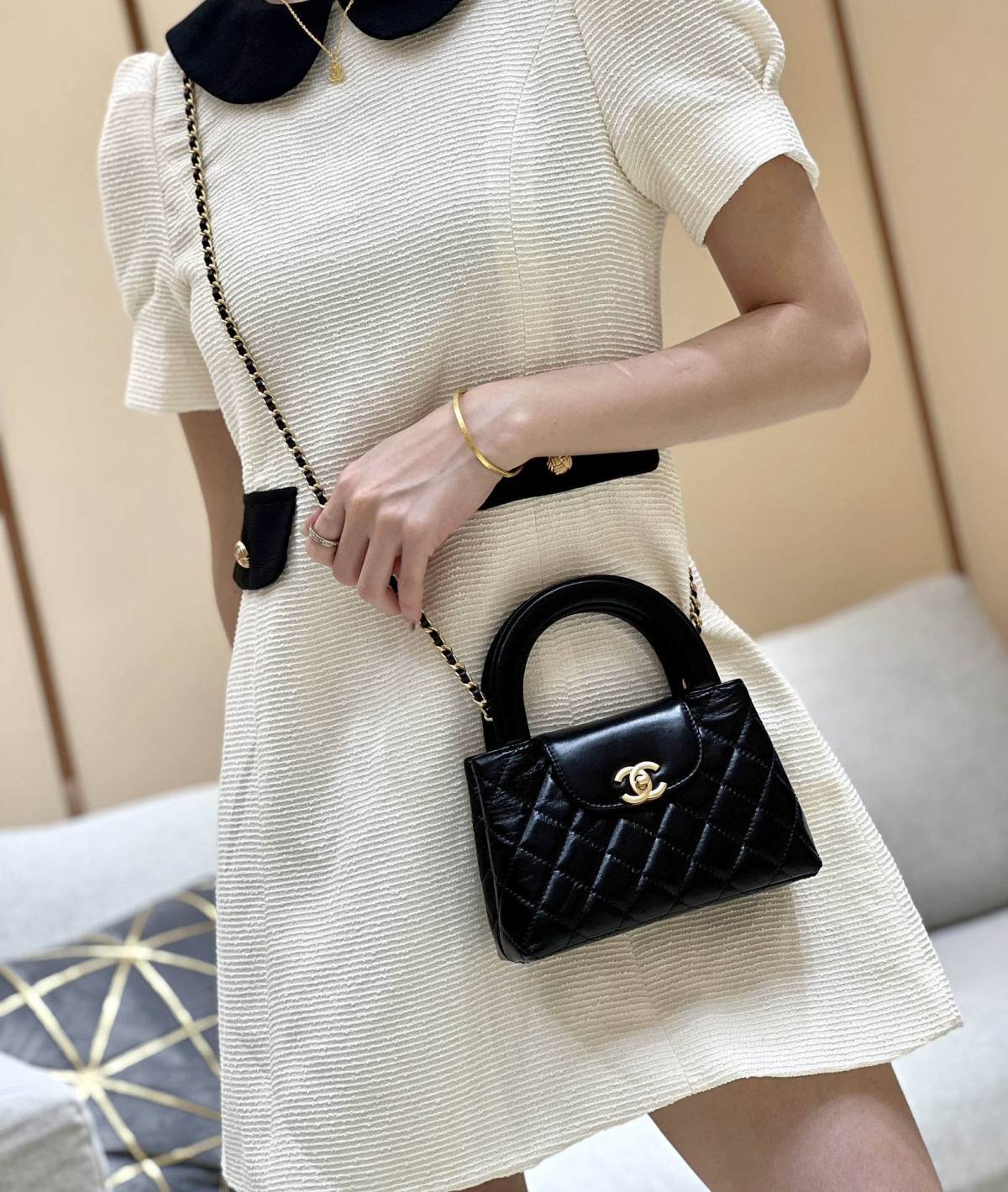 Chanel Mini Kelly-Style Shopping Bag: Ellebag’s Perfect Replica with Black Lambskin and Gold Hardware (2024 Nov Updated)-Umgangatho ogqwesileyo woMgangatho weFake weLouis Vuitton kwiVenkile ye-Intanethi, ibhegi yomyili weReplica ru