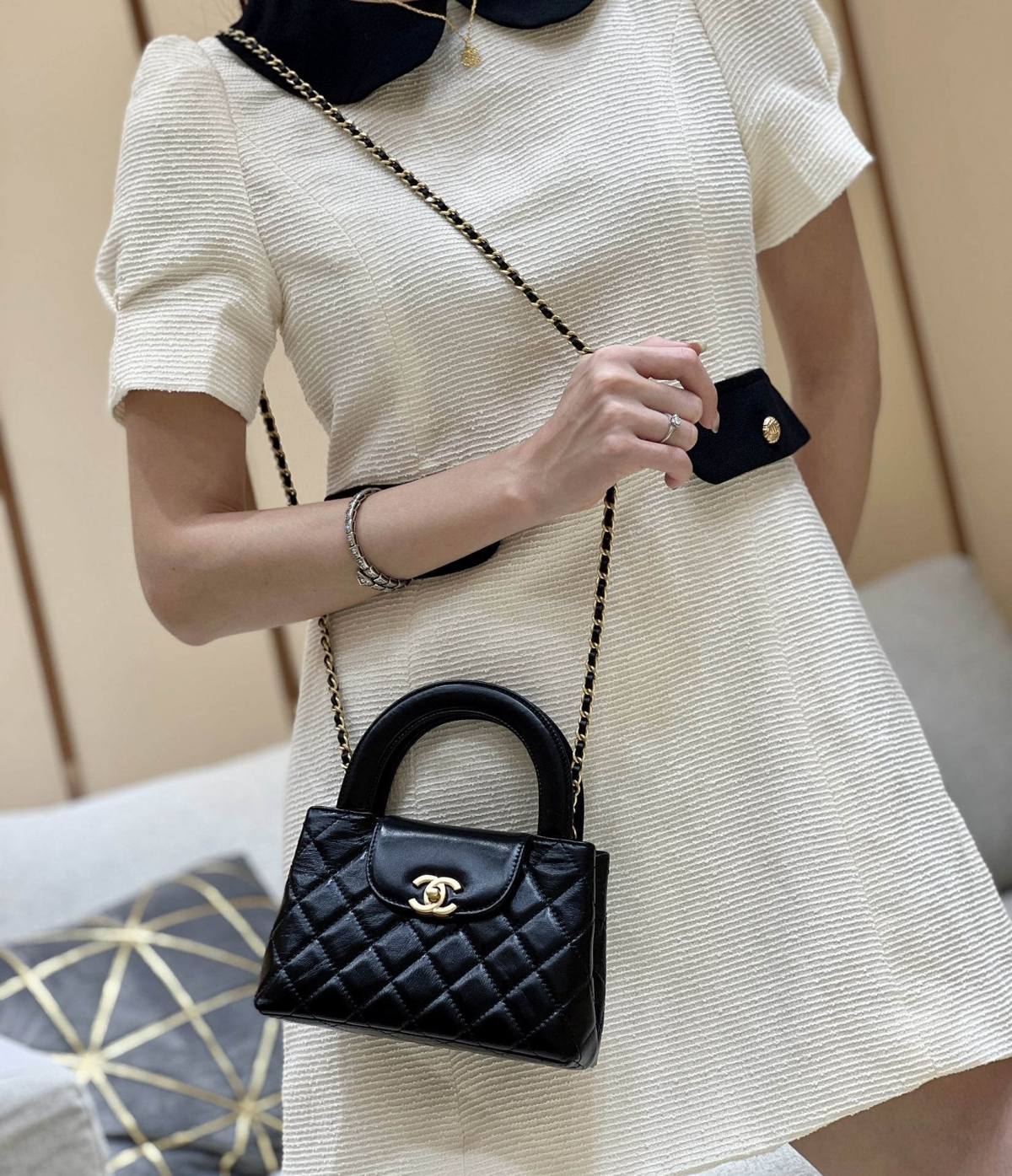 Chanel Mini Kelly-Style Shopping Bag: Ellebag’s Perfect Replica with Black Lambskin and Gold Hardware (2024 Nov Updated)-最好的質量假路易威登包網上商店，複製設計師包 ru