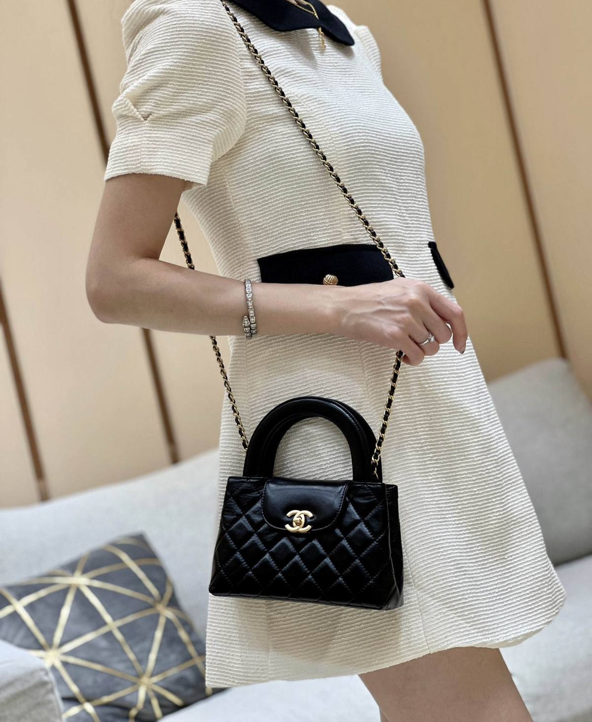 Chanel Mini Kelly-Style Shopping Bag: Ellebag’s Perfect Replica with Black Lambskin and Gold Hardware (2024 Nov Updated)-Negozio in linea della borsa falsa di Louis Vuitton di migliore qualità, borsa del progettista della replica ru