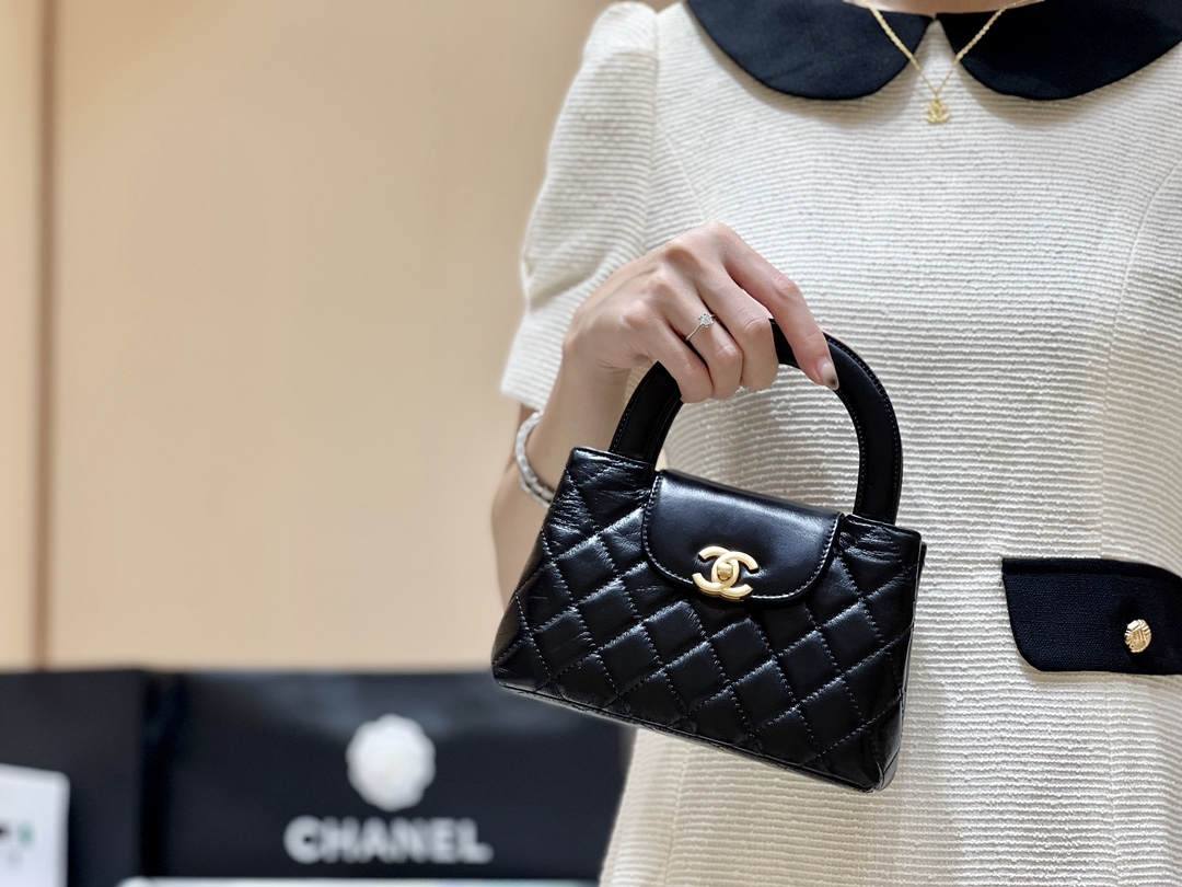 Chanel Mini Kelly-Style Shopping Bag: Ellebag’s Perfect Replica with Black Lambskin and Gold Hardware (2024 Nov Updated)-Negozio in linea della borsa falsa di Louis Vuitton di migliore qualità, borsa del progettista della replica ru