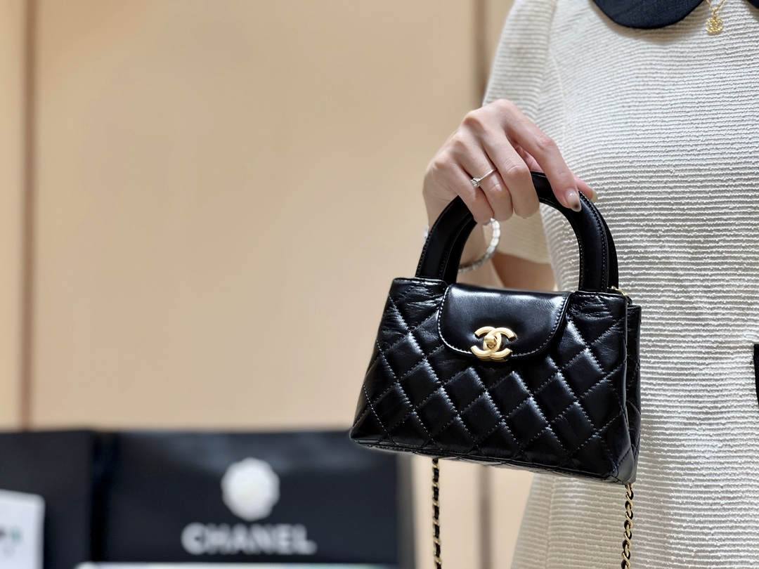 Chanel Mini Kelly-Style Shopping Bag: Ellebag’s Perfect Replica with Black Lambskin and Gold Hardware (2024 Nov Updated)-Umgangatho ogqwesileyo woMgangatho weFake weLouis Vuitton kwiVenkile ye-Intanethi, ibhegi yomyili weReplica ru