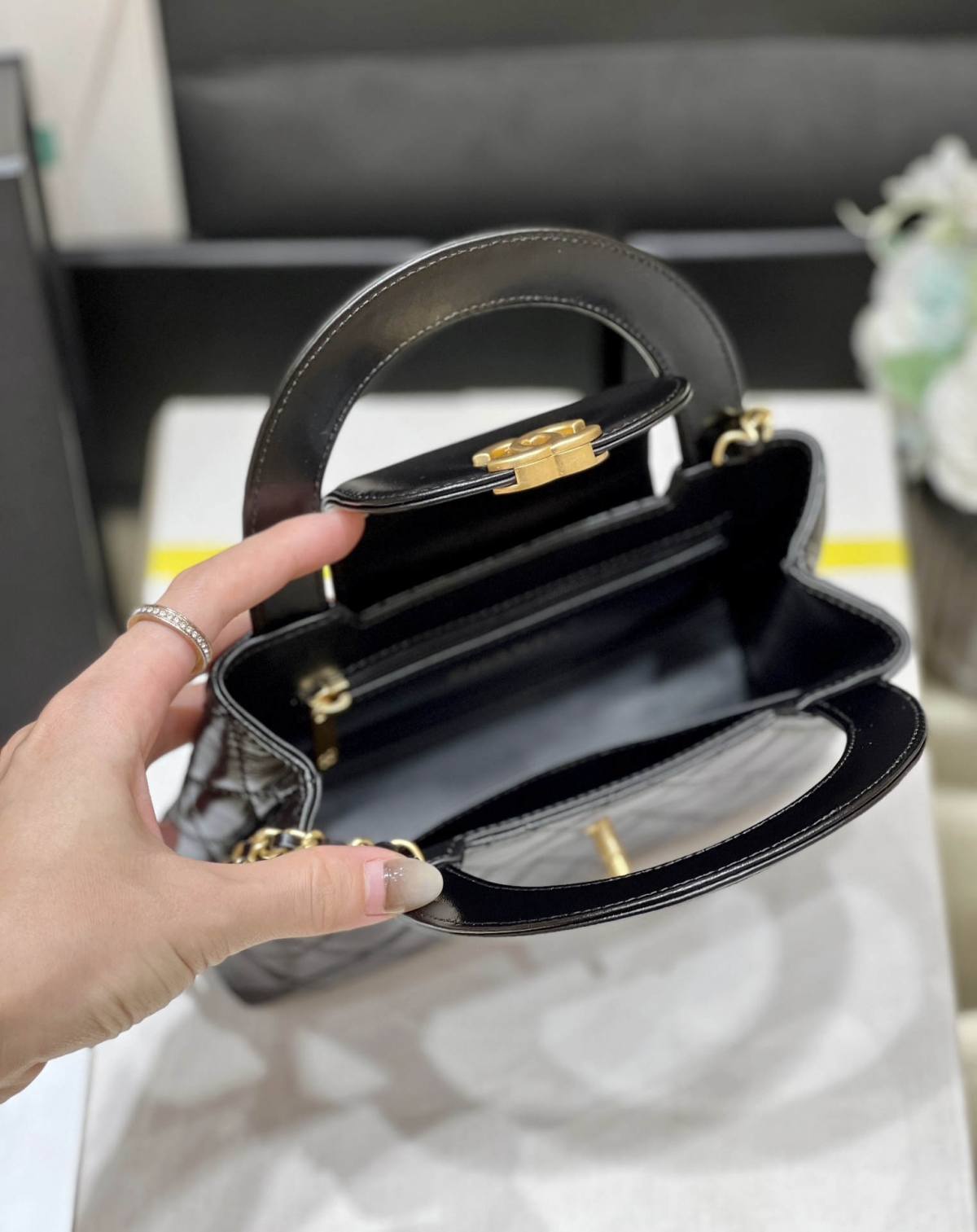 Chanel Mini Kelly-Style Shopping Bag: Ellebag’s Perfect Replica with Black Lambskin and Gold Hardware (2024 Nov Updated)-Best Quality Fake Louis Vuitton Bag Online Store, Replica designer bag ru