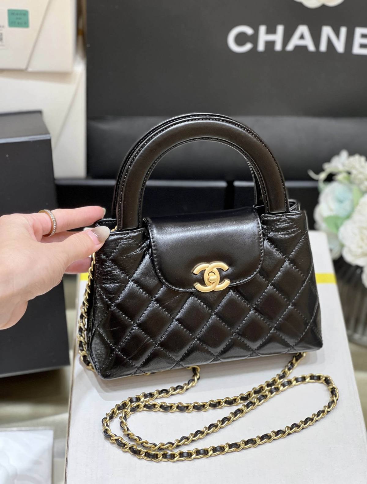 Chanel Mini Kelly-Style Shopping Bag: Ellebag’s Perfect Replica with Black Lambskin and Gold Hardware (2024 Nov Updated)-Negozio in linea della borsa falsa di Louis Vuitton di migliore qualità, borsa del progettista della replica ru