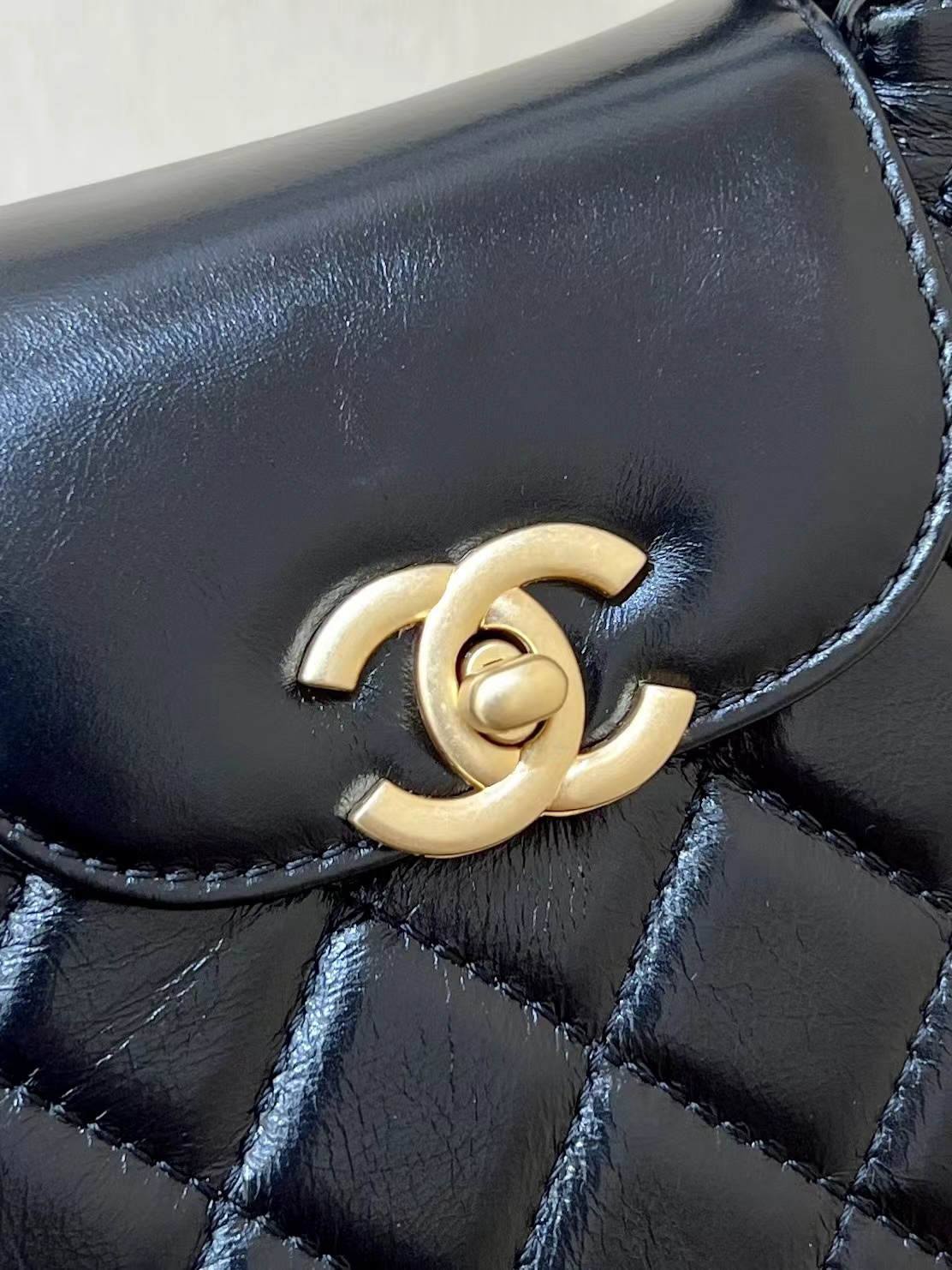 Chanel Mini Kelly-Style Shopping Bag: Ellebag’s Perfect Replica with Black Lambskin and Gold Hardware (2024 Nov Updated)-Negozio in linea della borsa falsa di Louis Vuitton di migliore qualità, borsa del progettista della replica ru