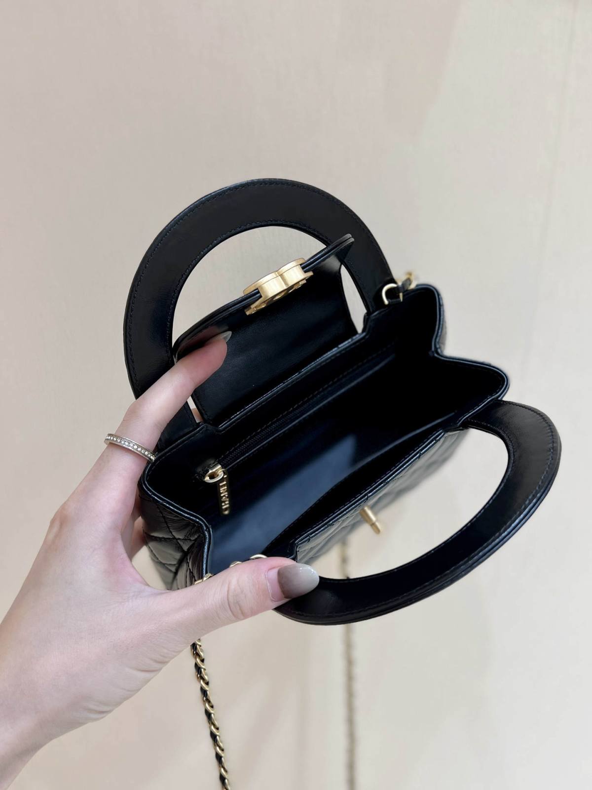 Chanel Mini Kelly-Style Shopping Bag: Ellebag’s Perfect Replica with Black Lambskin and Gold Hardware (2024 Nov Updated)-Umgangatho ogqwesileyo woMgangatho weFake weLouis Vuitton kwiVenkile ye-Intanethi, ibhegi yomyili weReplica ru