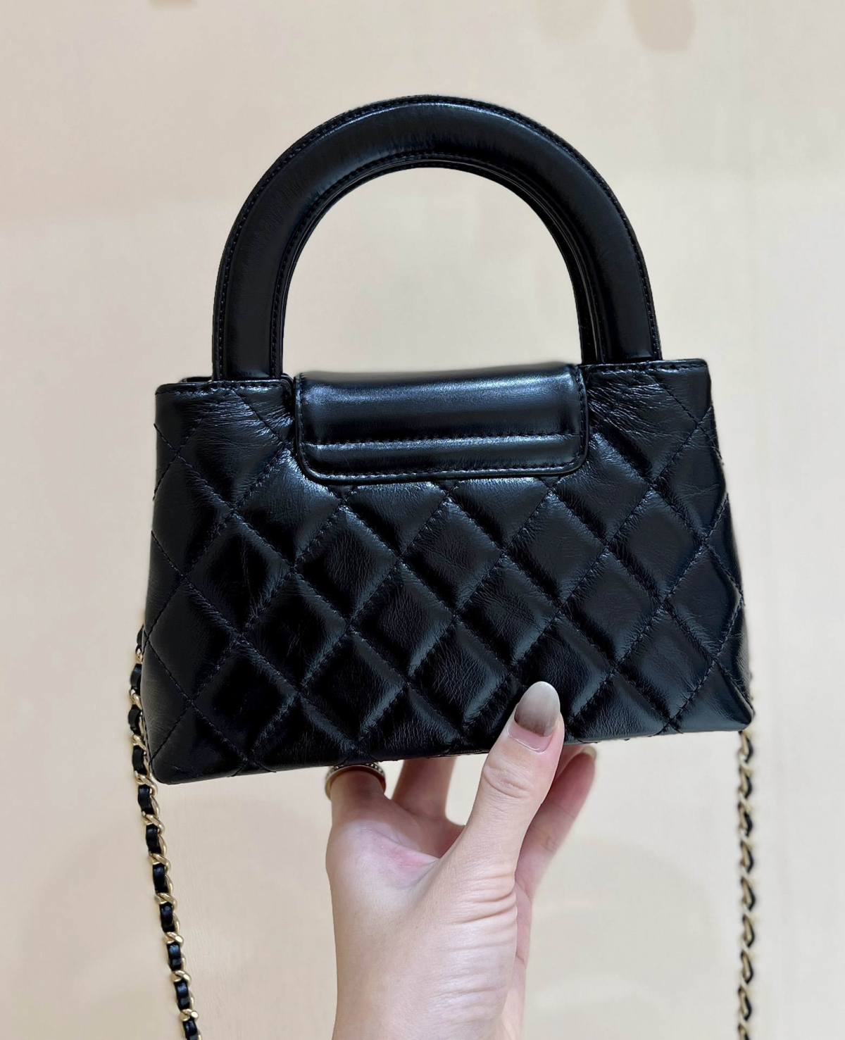 Chanel Mini Kelly-Style Shopping Bag: Ellebag’s Perfect Replica with Black Lambskin and Gold Hardware (2024 Nov Updated)-最好的質量假路易威登包網上商店，複製設計師包 ru