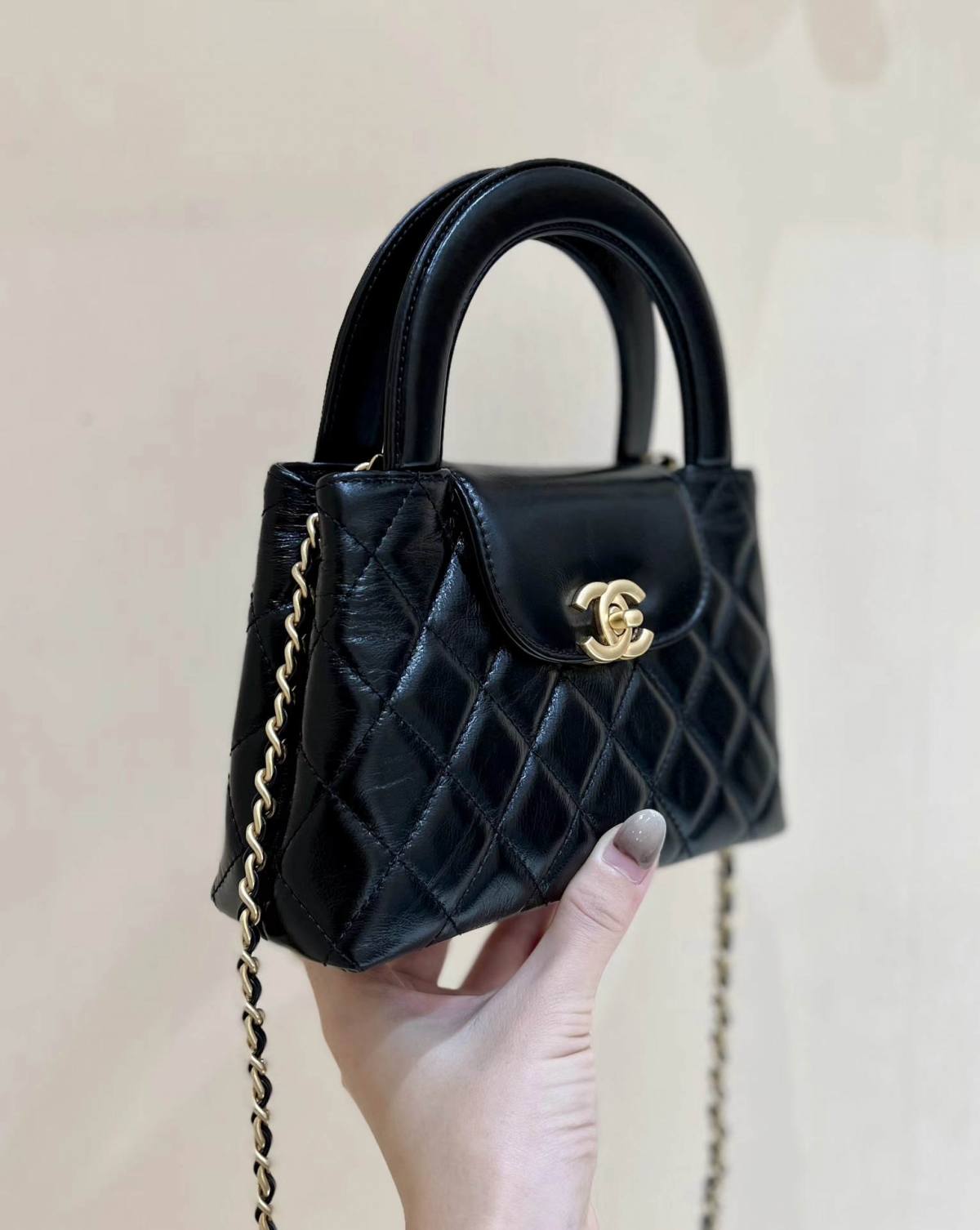 Chanel Mini Kelly-Style Shopping Bag: Ellebag’s Perfect Replica with Black Lambskin and Gold Hardware (2024 Nov Updated)-Negozio in linea della borsa falsa di Louis Vuitton di migliore qualità, borsa del progettista della replica ru