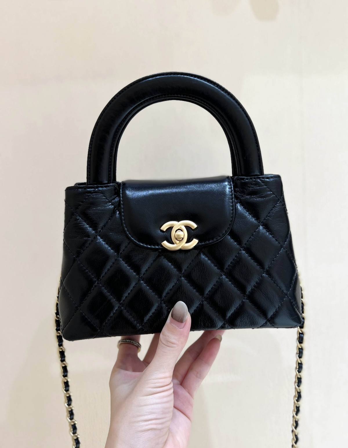 Chanel Mini Kelly-Style Shopping Bag: Ellebag’s Perfect Replica with Black Lambskin and Gold Hardware (2024 Nov Updated)-Negozio in linea della borsa falsa di Louis Vuitton di migliore qualità, borsa del progettista della replica ru