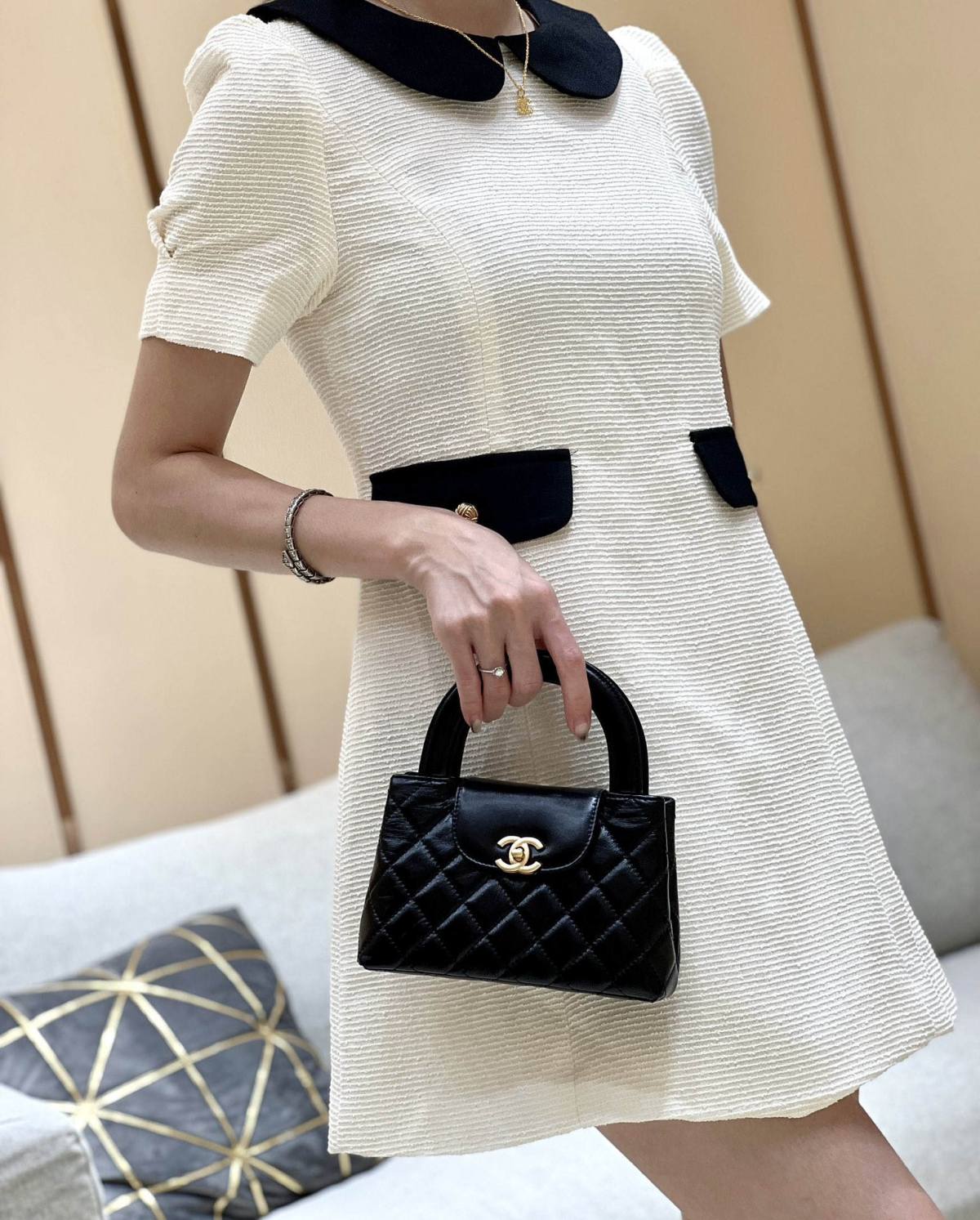 Chanel Mini Kelly-Style Shopping Bag: Ellebag’s Perfect Replica with Black Lambskin and Gold Hardware (2024 Nov Updated)-Negozio in linea della borsa falsa di Louis Vuitton di migliore qualità, borsa del progettista della replica ru