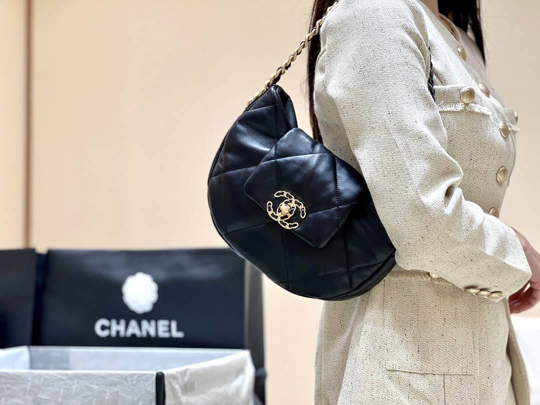 Discovering the Craftsmanship of Ellebag’s Premium Replica: The 19 Hobo Bag in Black Lambskin with Gold Hardware(2024 Nov Updated)-Tulaga sili ona lelei Fake Louis Vuitton Bag Faleoloa i luga ole laiga, Replica designer bag ru