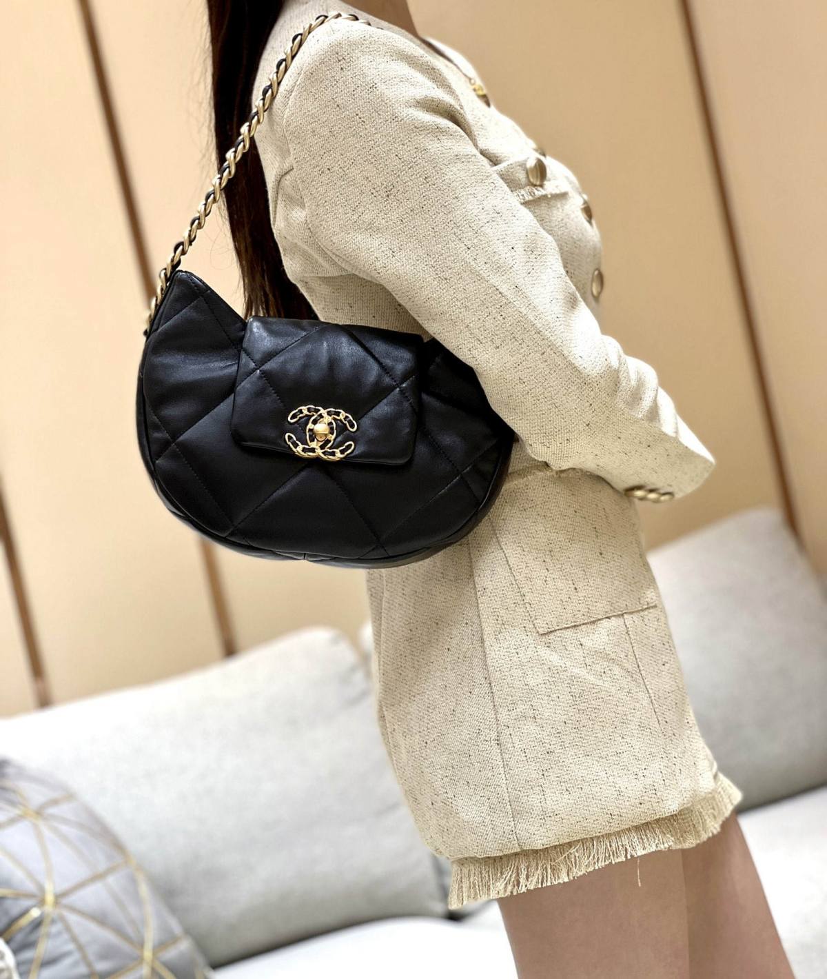 Discovering the Craftsmanship of Ellebag’s Premium Replica: The 19 Hobo Bag in Black Lambskin with Gold Hardware(2024 Nov Updated)-Tulaga sili ona lelei Fake Louis Vuitton Bag Faleoloa i luga ole laiga, Replica designer bag ru