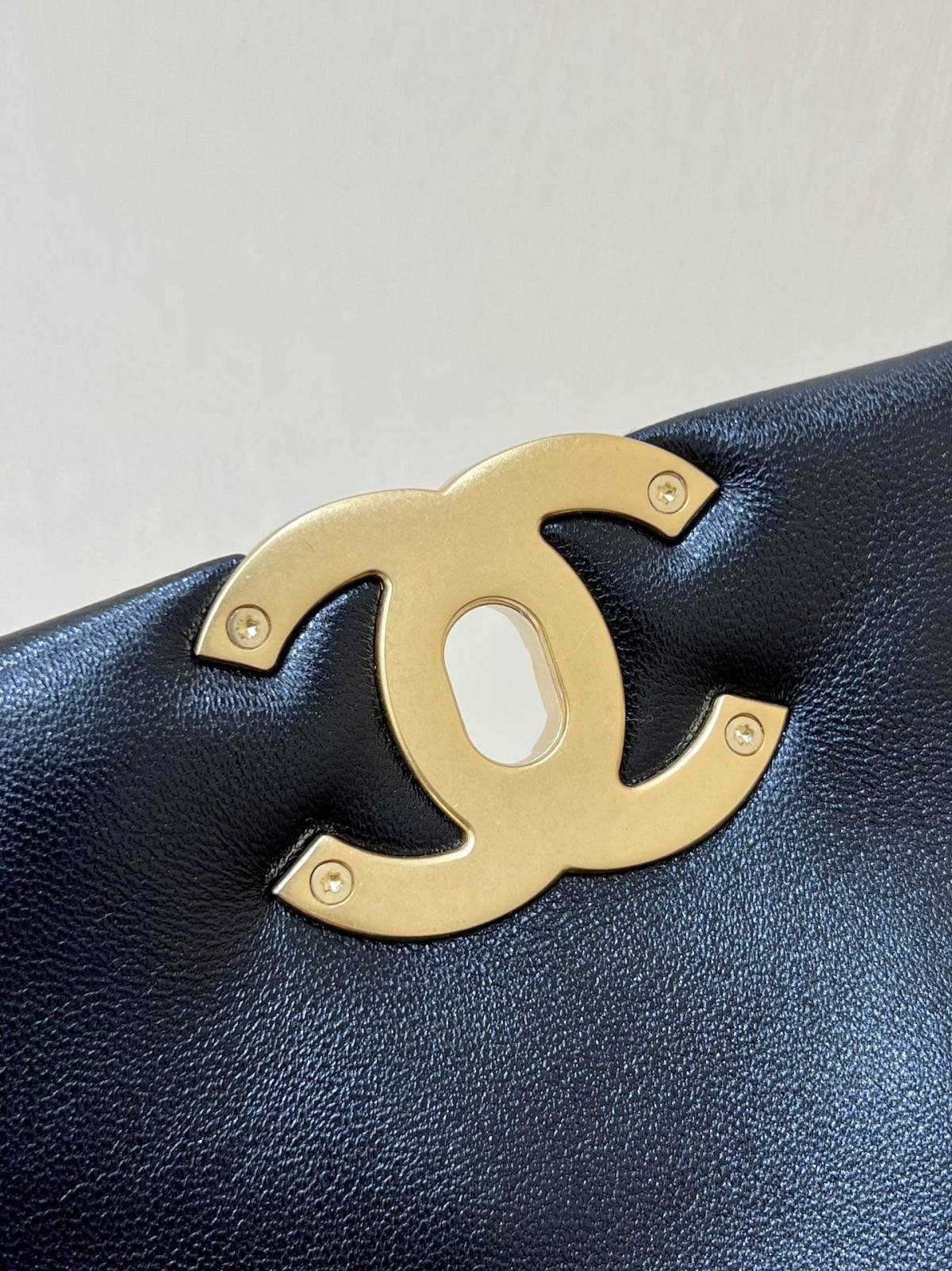 Discovering the Craftsmanship of Ellebag’s Premium Replica: The 19 Hobo Bag in Black Lambskin with Gold Hardware(2024 Nov Updated)-Tulaga sili ona lelei Fake Louis Vuitton Bag Faleoloa i luga ole laiga, Replica designer bag ru