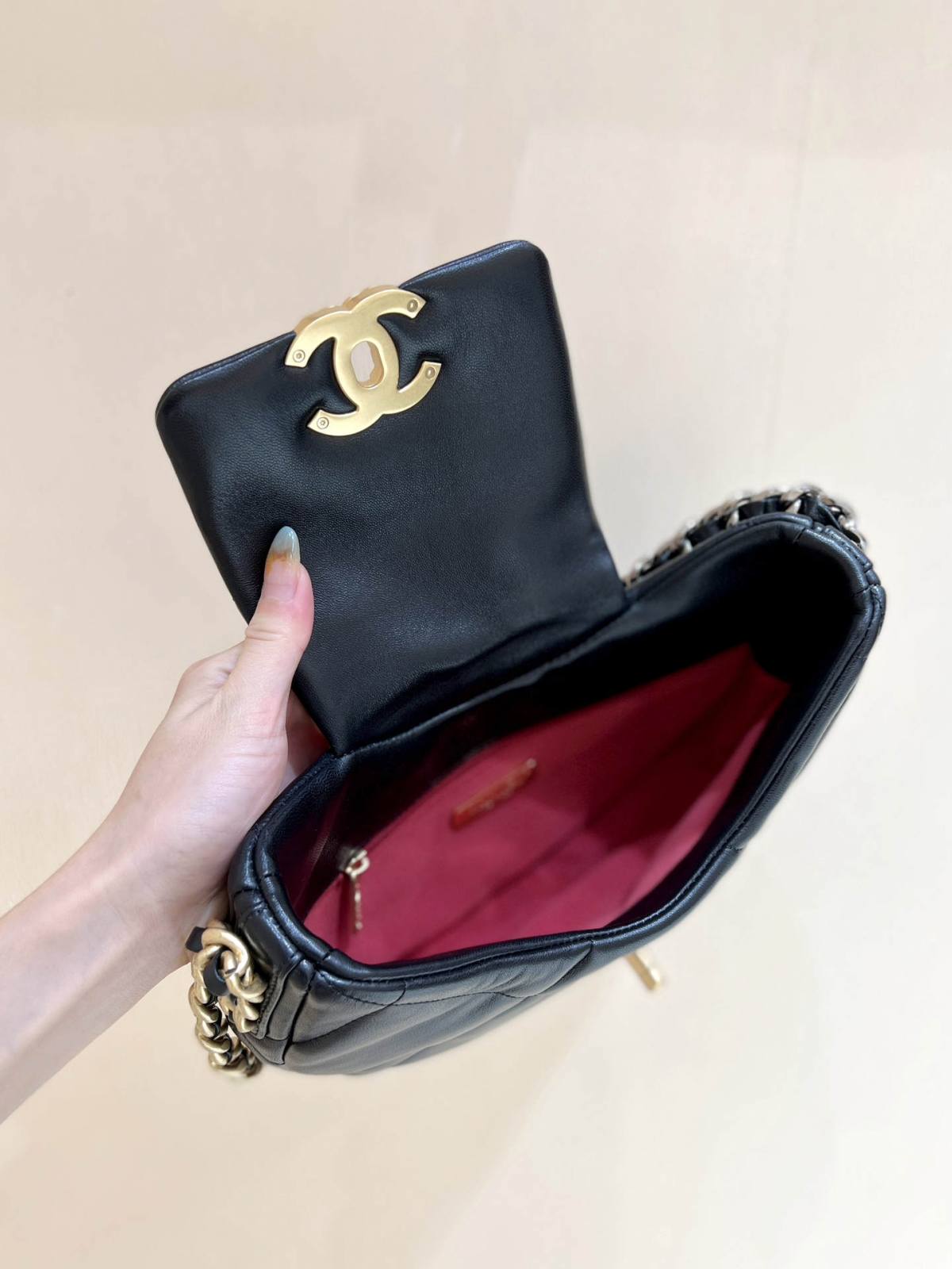 Discovering the Craftsmanship of Ellebag’s Premium Replica: The 19 Hobo Bag in Black Lambskin with Gold Hardware(2024 Nov Updated)-Tulaga sili ona lelei Fake Louis Vuitton Bag Faleoloa i luga ole laiga, Replica designer bag ru