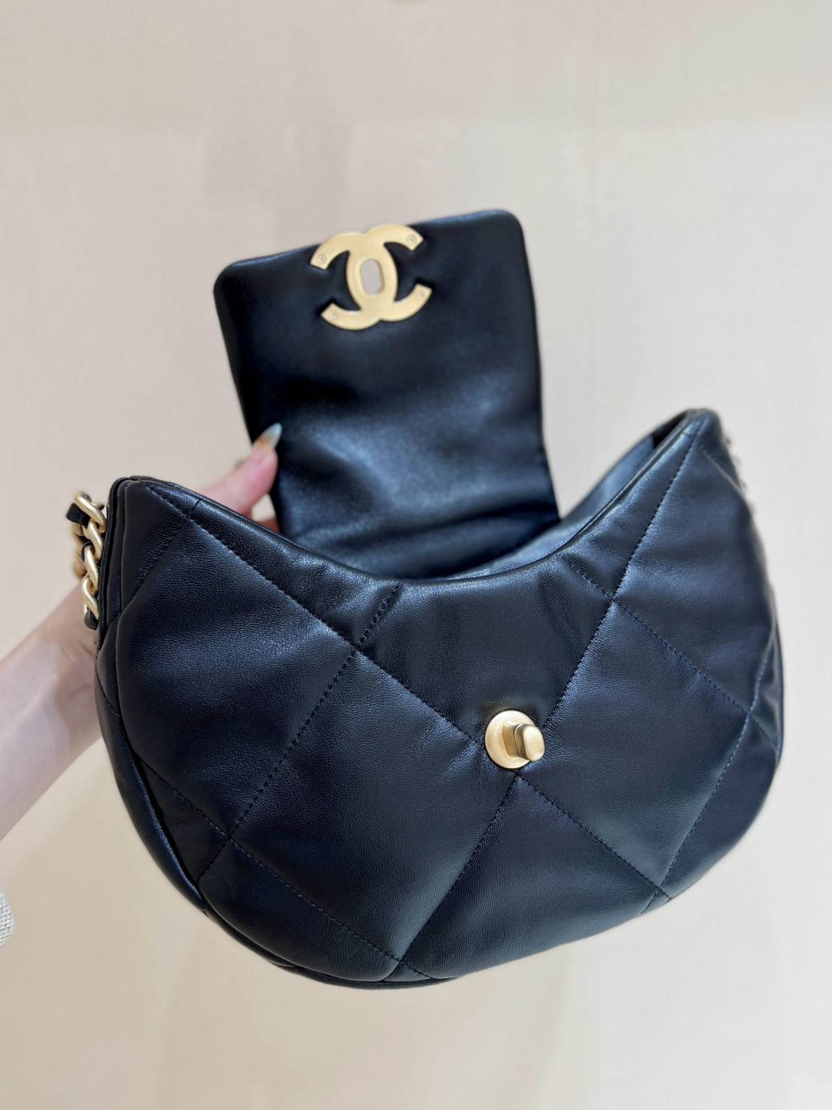 Discovering the Craftsmanship of Ellebag’s Premium Replica: The 19 Hobo Bag in Black Lambskin with Gold Hardware(2024 Nov Updated)-Tulaga sili ona lelei Fake Louis Vuitton Bag Faleoloa i luga ole laiga, Replica designer bag ru