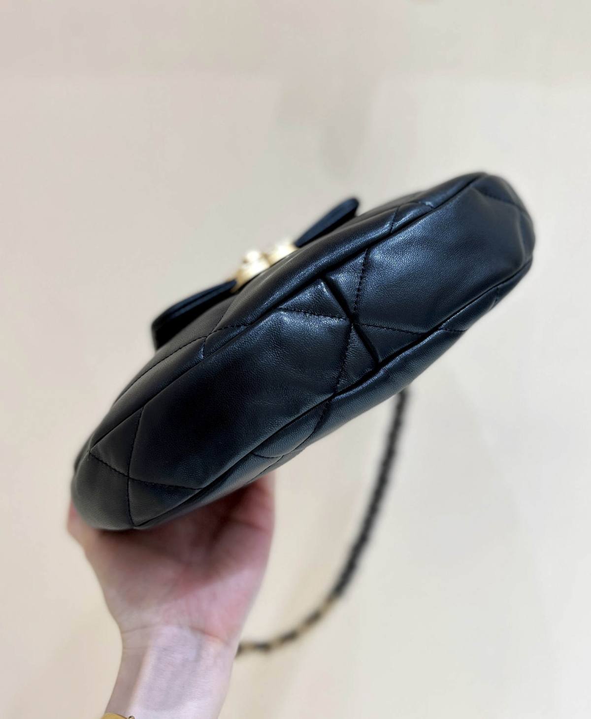 Discovering the Craftsmanship of Ellebag’s Premium Replica: The 19 Hobo Bag in Black Lambskin with Gold Hardware(2024 Nov Updated)-Tulaga sili ona lelei Fake Louis Vuitton Bag Faleoloa i luga ole laiga, Replica designer bag ru