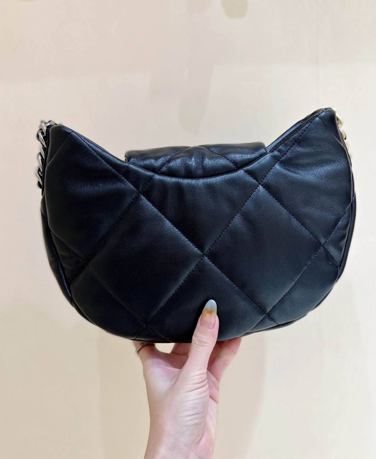 Discovering the Craftsmanship of Ellebag’s Premium Replica: The 19 Hobo Bag in Black Lambskin with Gold Hardware(2024 Nov Updated)-Tulaga sili ona lelei Fake Louis Vuitton Bag Faleoloa i luga ole laiga, Replica designer bag ru