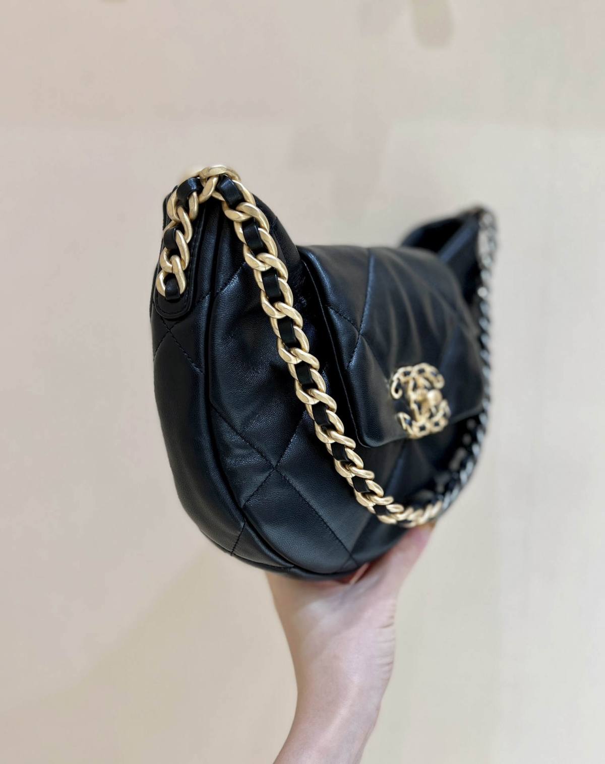 Discovering the Craftsmanship of Ellebag’s Premium Replica: The 19 Hobo Bag in Black Lambskin with Gold Hardware(2024 Nov Updated)-Tulaga sili ona lelei Fake Louis Vuitton Bag Faleoloa i luga ole laiga, Replica designer bag ru