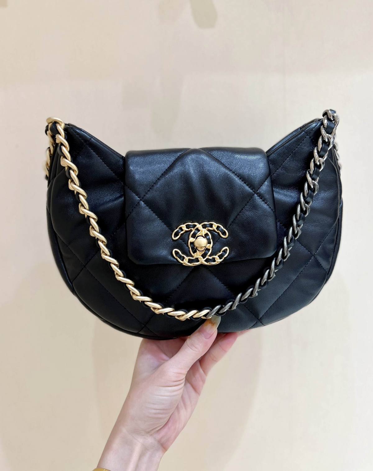 Discovering the Craftsmanship of Ellebag’s Premium Replica: The 19 Hobo Bag in Black Lambskin with Gold Hardware(2024 Nov Updated)-Tulaga sili ona lelei Fake Louis Vuitton Bag Faleoloa i luga ole laiga, Replica designer bag ru