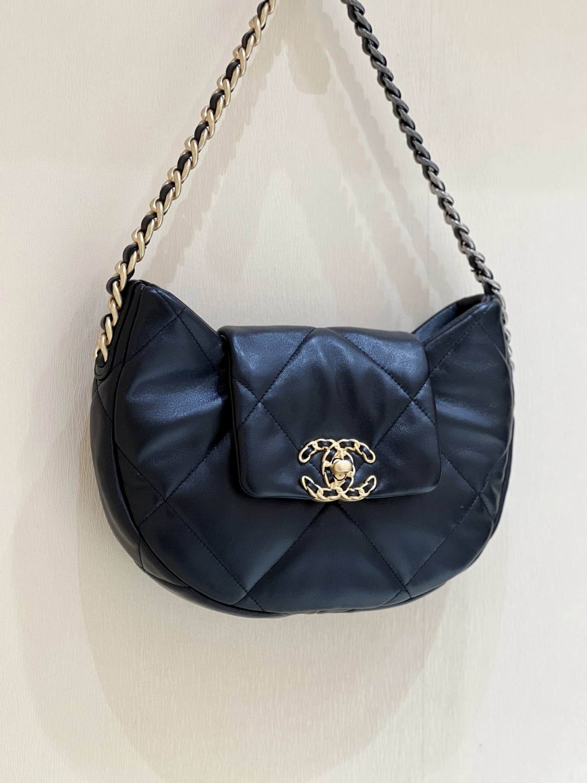 Discovering the Craftsmanship of Ellebag’s Premium Replica: The 19 Hobo Bag in Black Lambskin with Gold Hardware(2024 Nov Updated)-Tulaga sili ona lelei Fake Louis Vuitton Bag Faleoloa i luga ole laiga, Replica designer bag ru