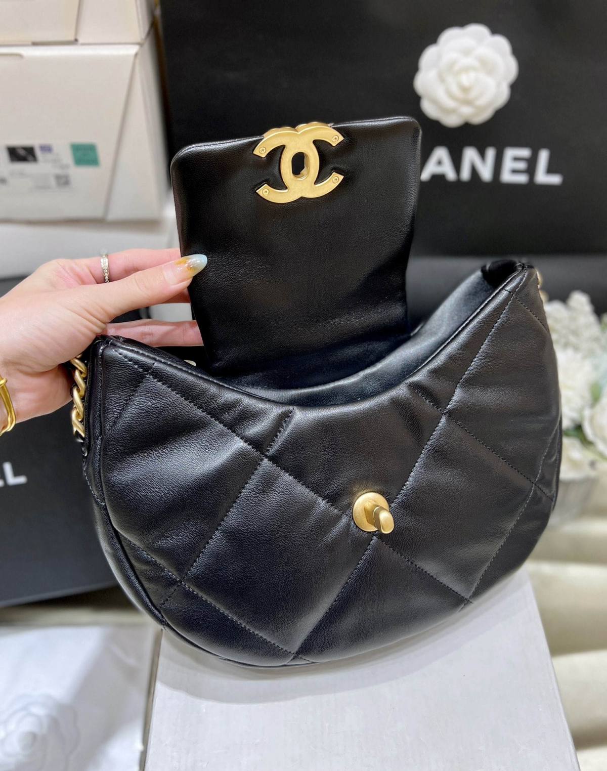 Discovering the Craftsmanship of Ellebag’s Premium Replica: The 19 Hobo Bag in Black Lambskin with Gold Hardware(2024 Nov Updated)-Tulaga sili ona lelei Fake Louis Vuitton Bag Faleoloa i luga ole laiga, Replica designer bag ru