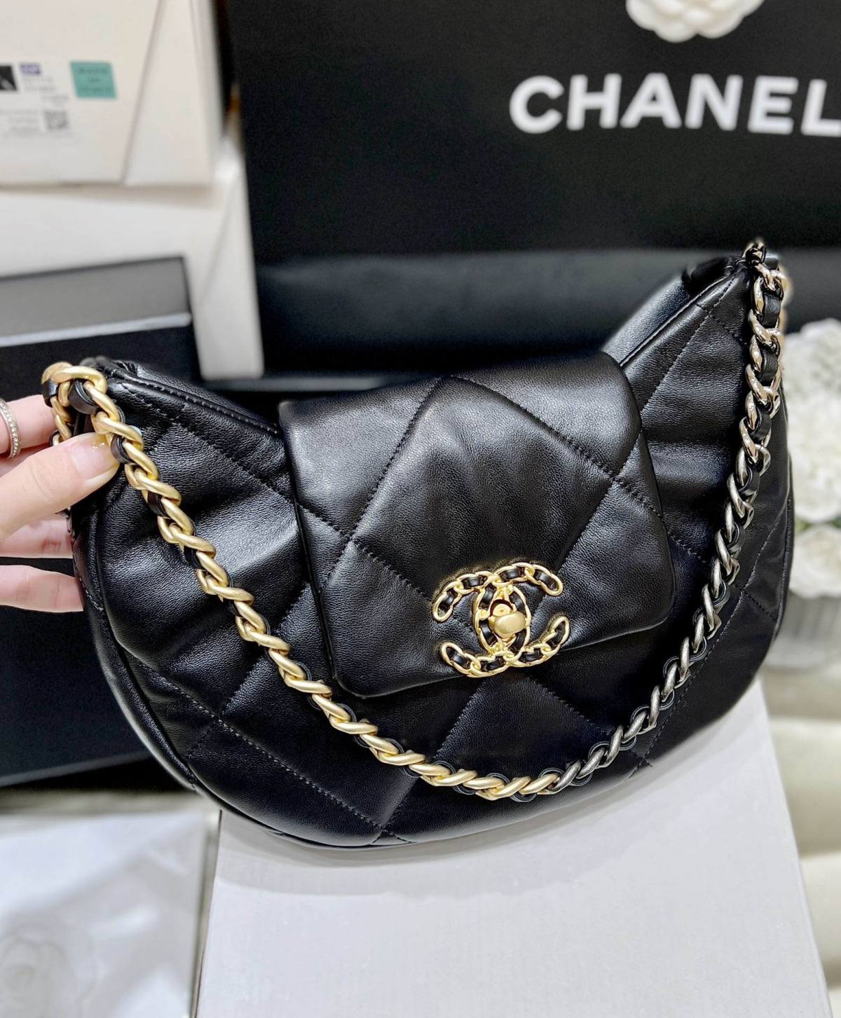 Discovering the Craftsmanship of Ellebag’s Premium Replica: The 19 Hobo Bag in Black Lambskin with Gold Hardware(2024 Nov Updated)-Tulaga sili ona lelei Fake Louis Vuitton Bag Faleoloa i luga ole laiga, Replica designer bag ru