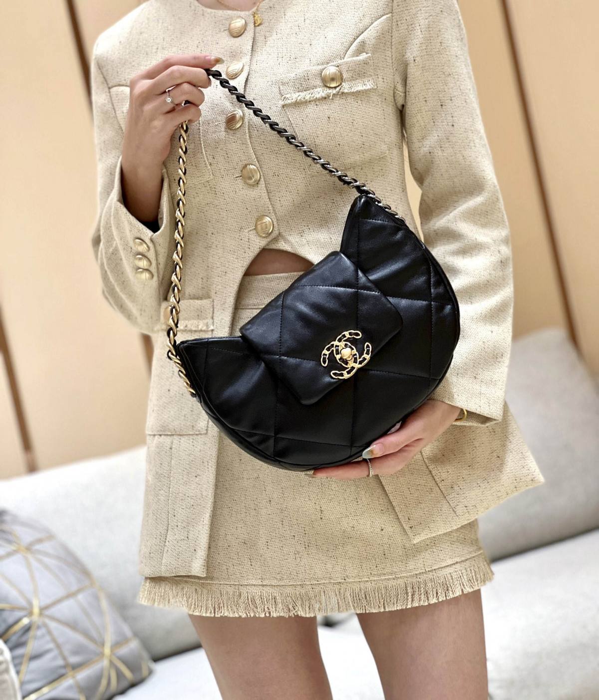 Discovering the Craftsmanship of Ellebag’s Premium Replica: The 19 Hobo Bag in Black Lambskin with Gold Hardware(2024 Nov Updated)-Tulaga sili ona lelei Fake Louis Vuitton Bag Faleoloa i luga ole laiga, Replica designer bag ru