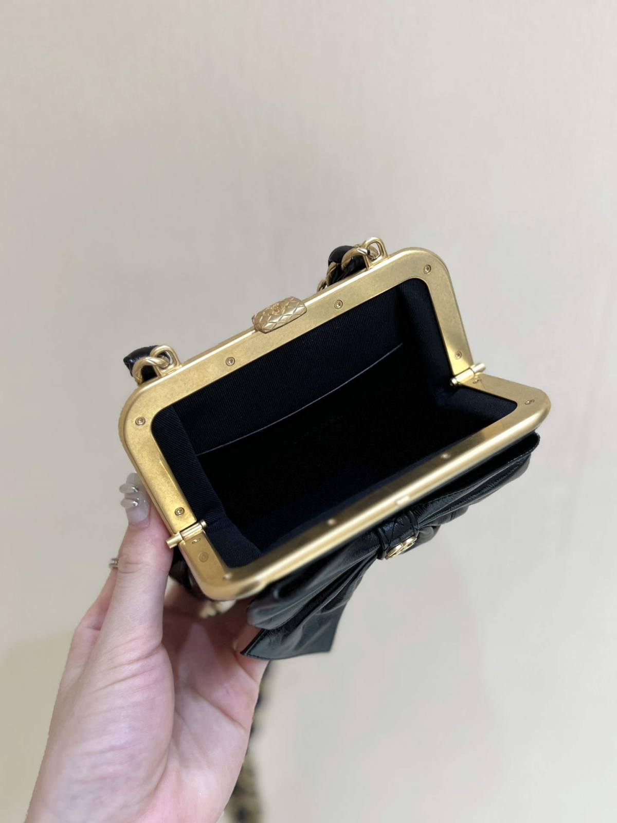 Ellebag best quality real leather replica Chanel Clutch With Chain (AP4028) – Craftsmanship and Features(2024 Nov Updated)-Tayada ugu Fiican ee Louis Vuitton Boorsada Online Store, Bac naqshadeeye nuqul ah