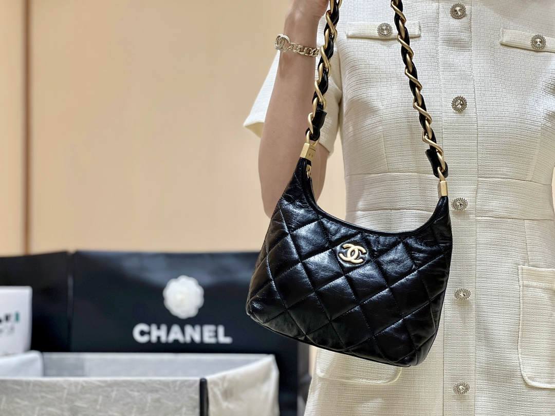 Ellebag real leather replica The Allure of the 2024 Chanel Small Hobo Bag in Shiny Lambskin(2024 Dec Updated)-Інтэрнэт-крама падробленай сумкі Louis Vuitton лепшай якасці, рэплікі дызайнерскай сумкі ru