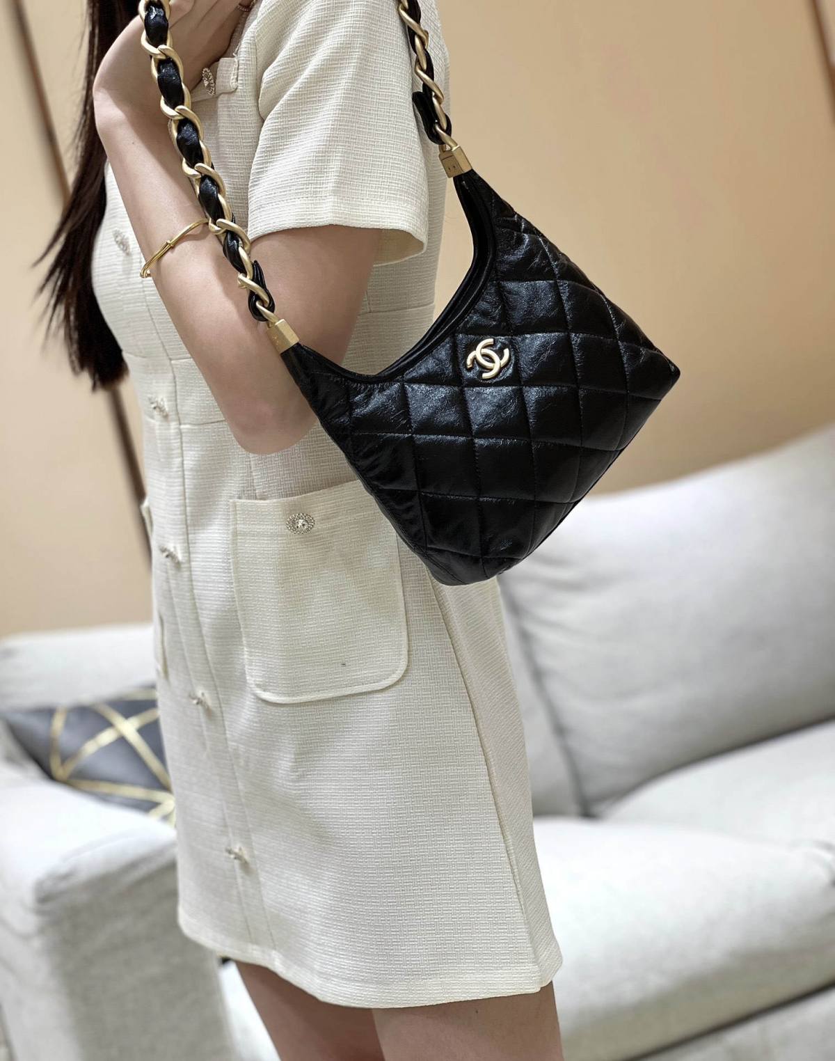 Ellebag real leather replica The Allure of the 2024 Chanel Small Hobo Bag in Shiny Lambskin(2024 Dec Updated)-Інтэрнэт-крама падробленай сумкі Louis Vuitton лепшай якасці, рэплікі дызайнерскай сумкі ru