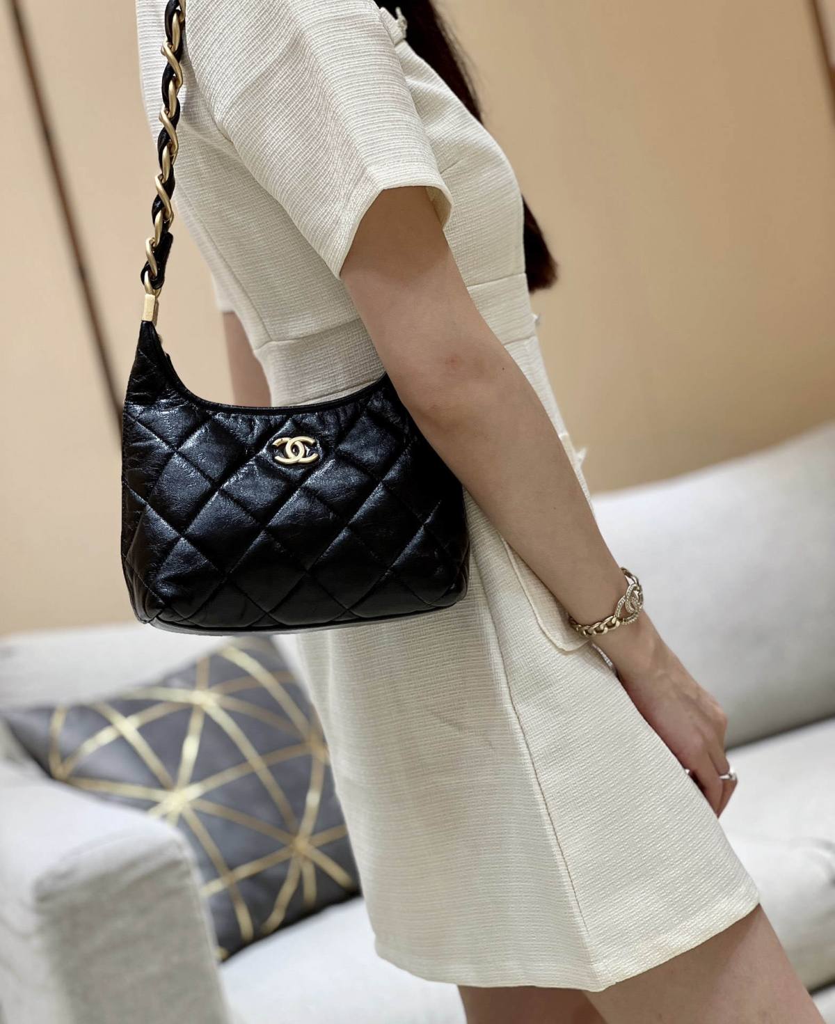 Ellebag real leather replica The Allure of the 2024 Chanel Small Hobo Bag in Shiny Lambskin(2024 Dec Updated)-Інтэрнэт-крама падробленай сумкі Louis Vuitton лепшай якасці, рэплікі дызайнерскай сумкі ru