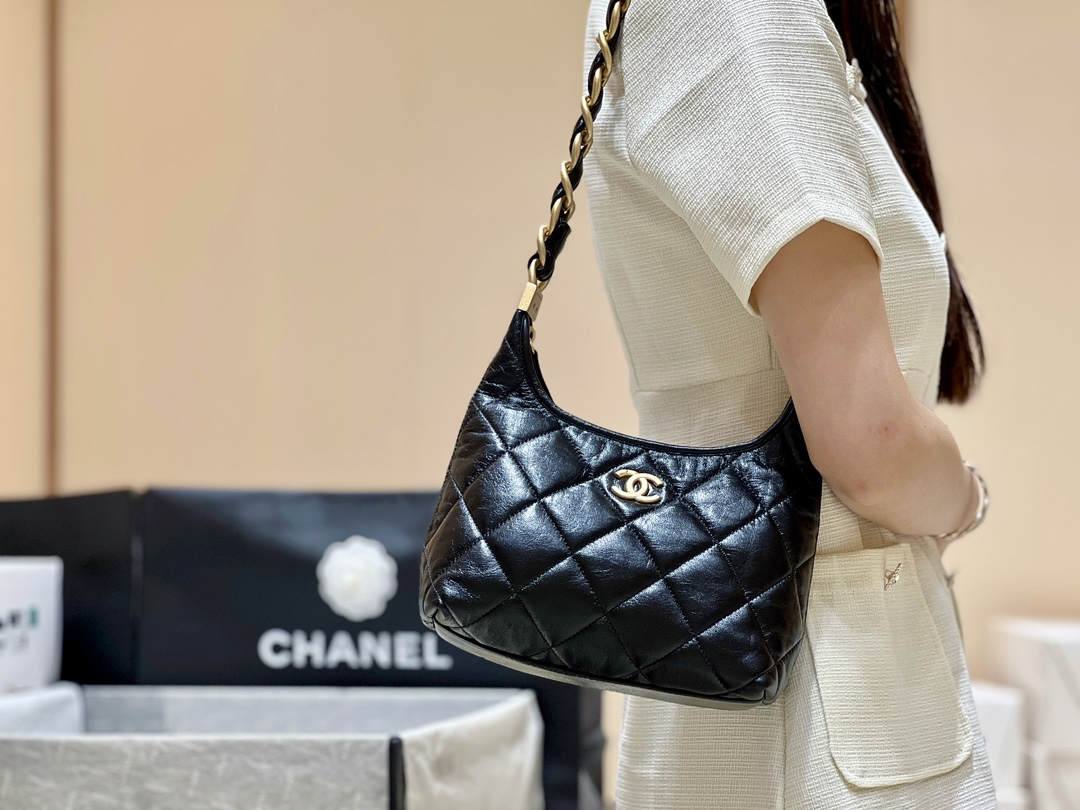 Ellebag real leather replica The Allure of the 2024 Chanel Small Hobo Bag in Shiny Lambskin(2024 Dec Updated)-Інтэрнэт-крама падробленай сумкі Louis Vuitton лепшай якасці, рэплікі дызайнерскай сумкі ru