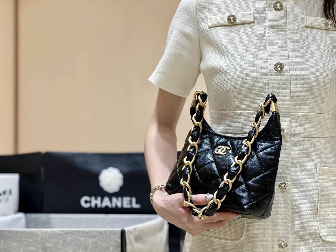 Ellebag real leather replica The Allure of the 2024 Chanel Small Hobo Bag in Shiny Lambskin(2024 Dec Updated)-Інтэрнэт-крама падробленай сумкі Louis Vuitton лепшай якасці, рэплікі дызайнерскай сумкі ru